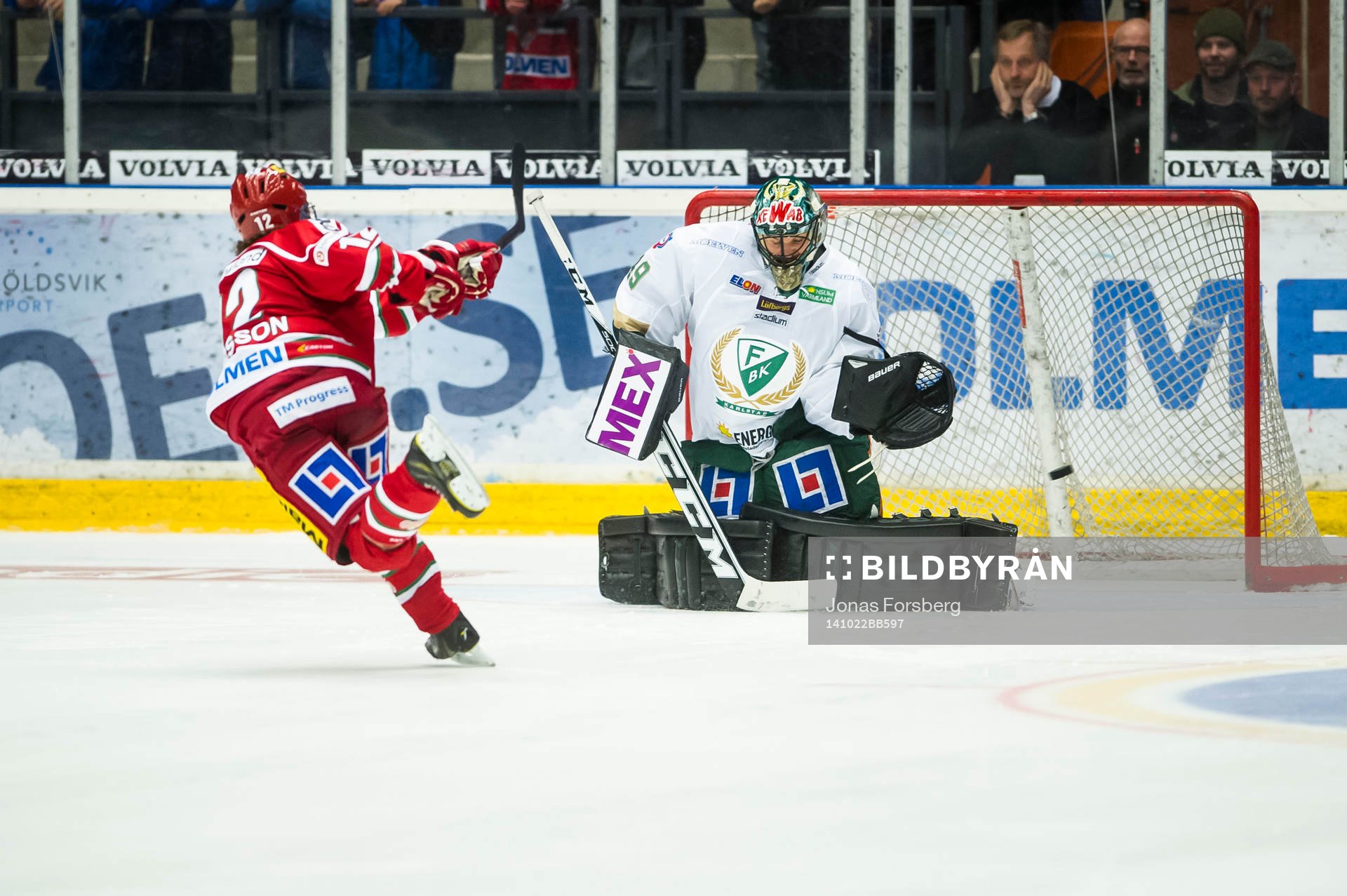 Modos Victor Olofsson sätter sin straff mot Färjestads