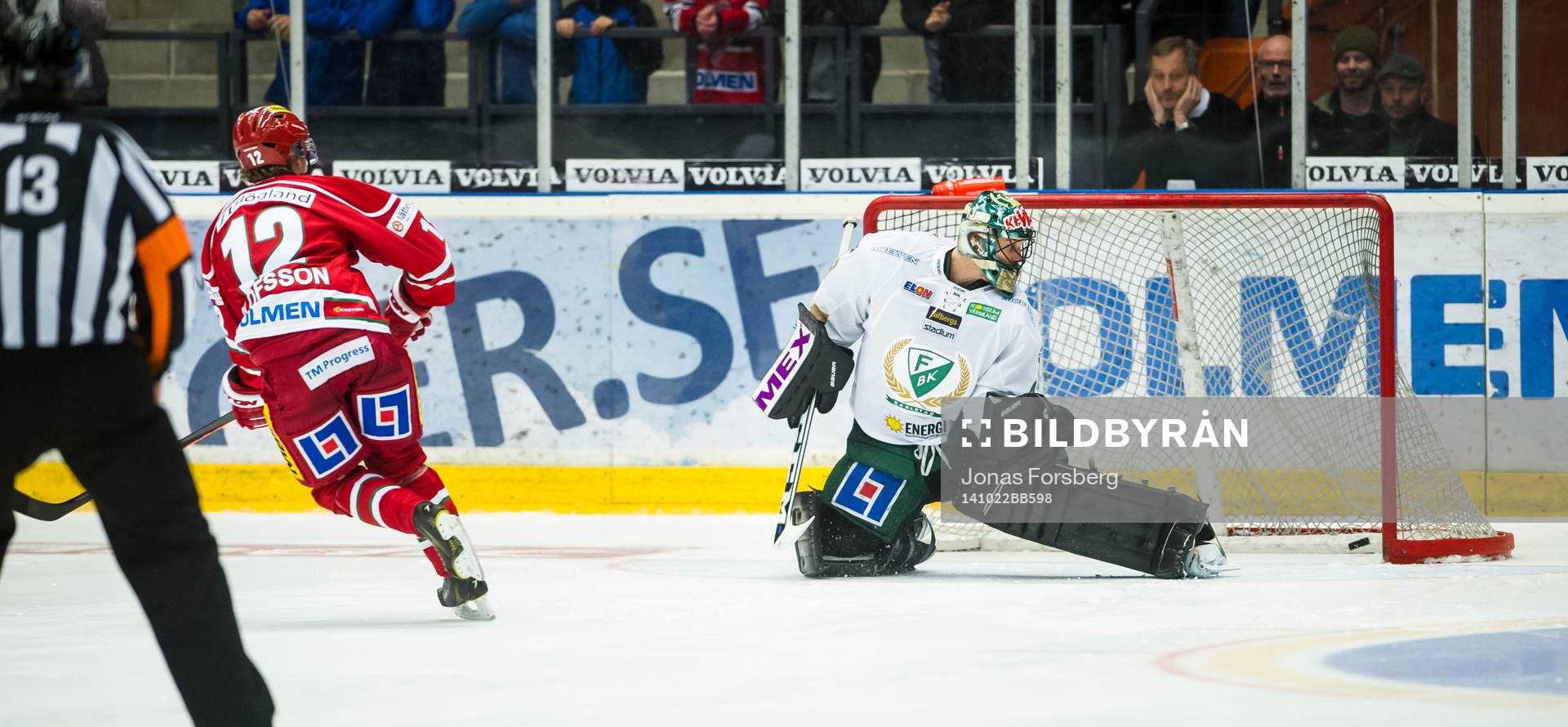 Modos Victor Olofsson sätter sin straff mot Färjestads