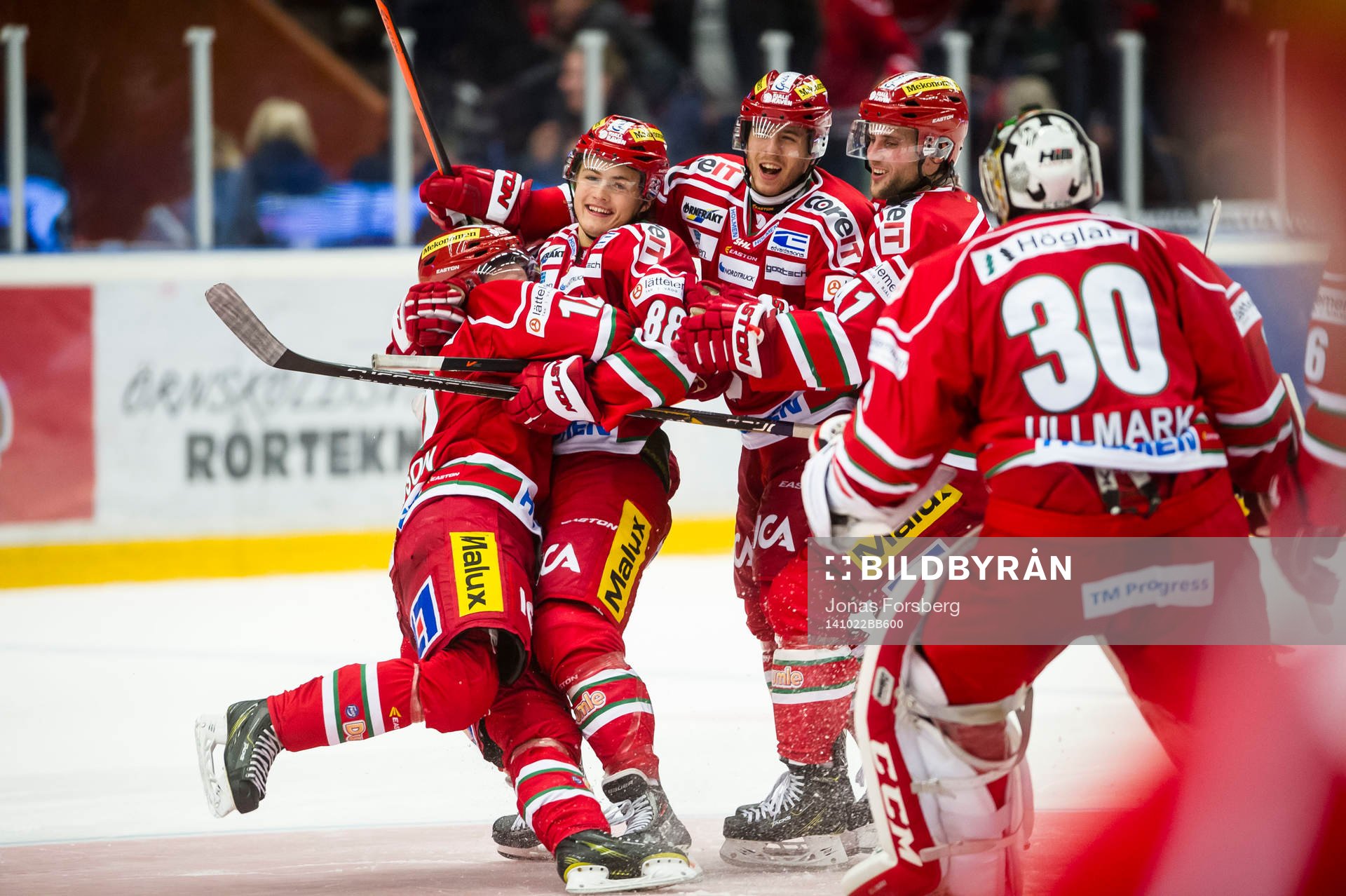 Modos Victor Olofsson sätter sin straff och hyllas