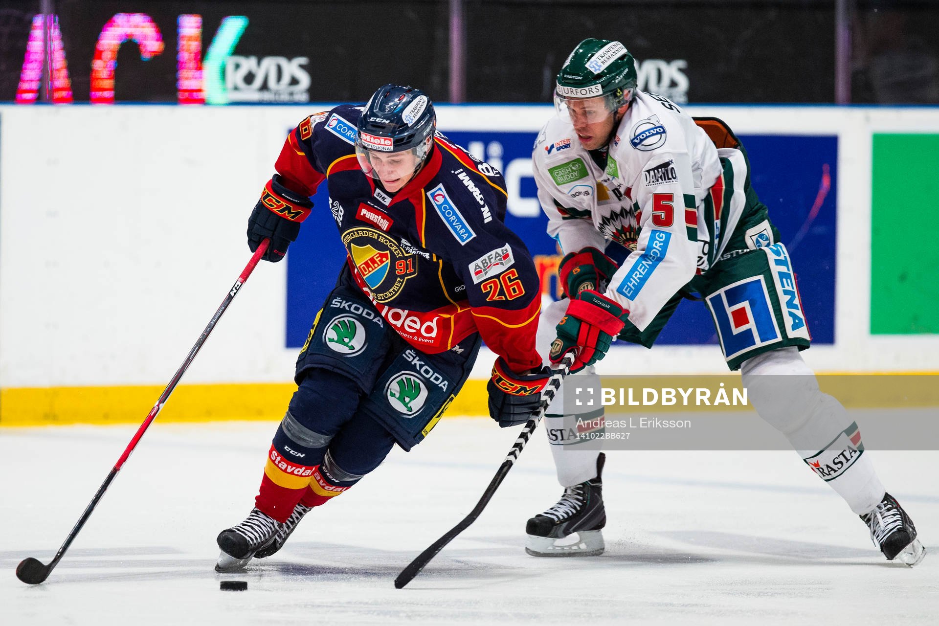Djurgårdens David Rundqvist tar sig förbi Frölundas