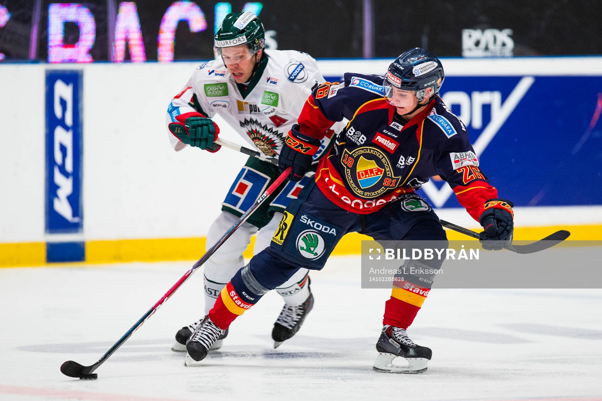 Djurgårdens David Rundqvist tar sig förbi Frölundas