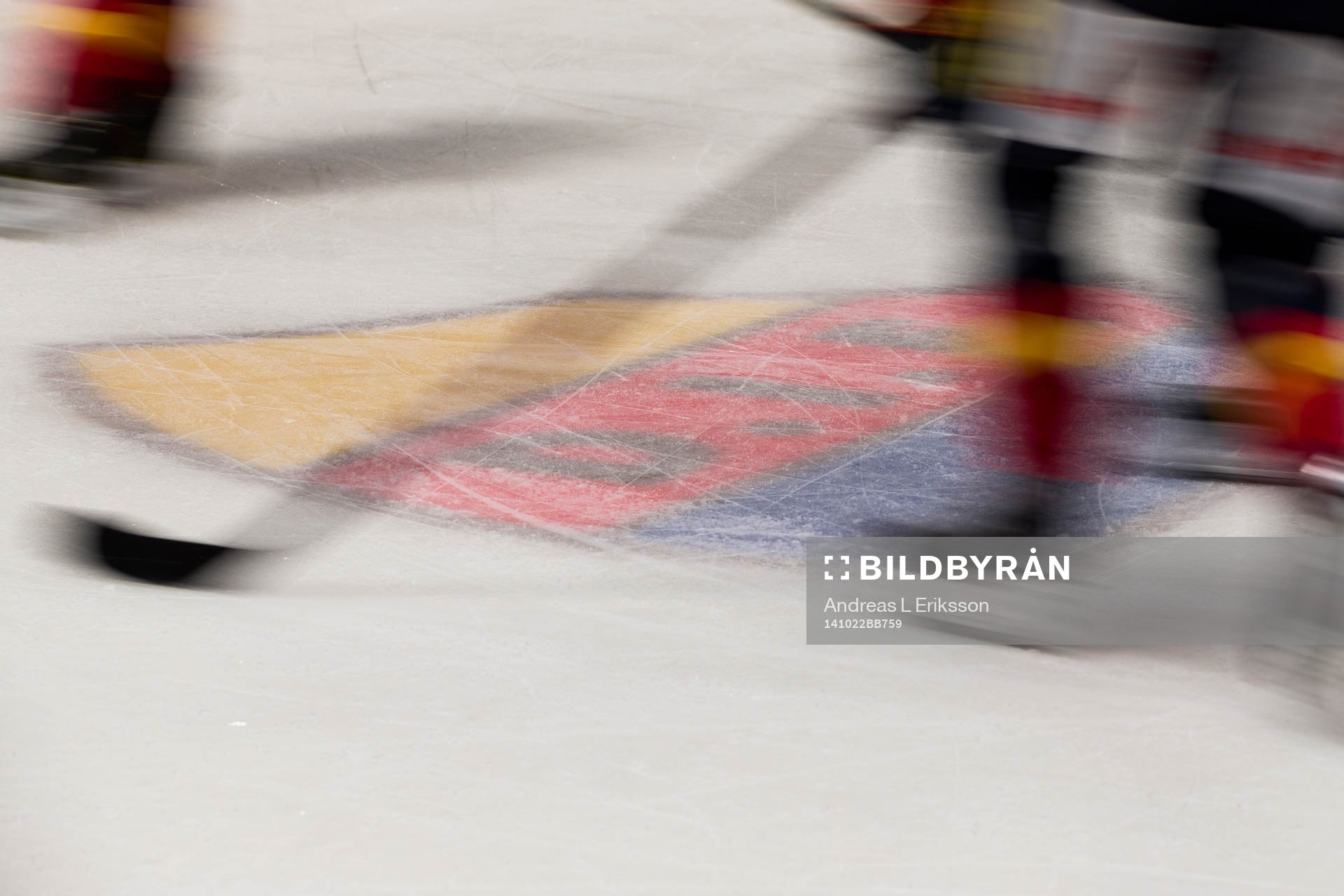 Djurgårdens emblem på isen innan ishockeymatchen i SHL
