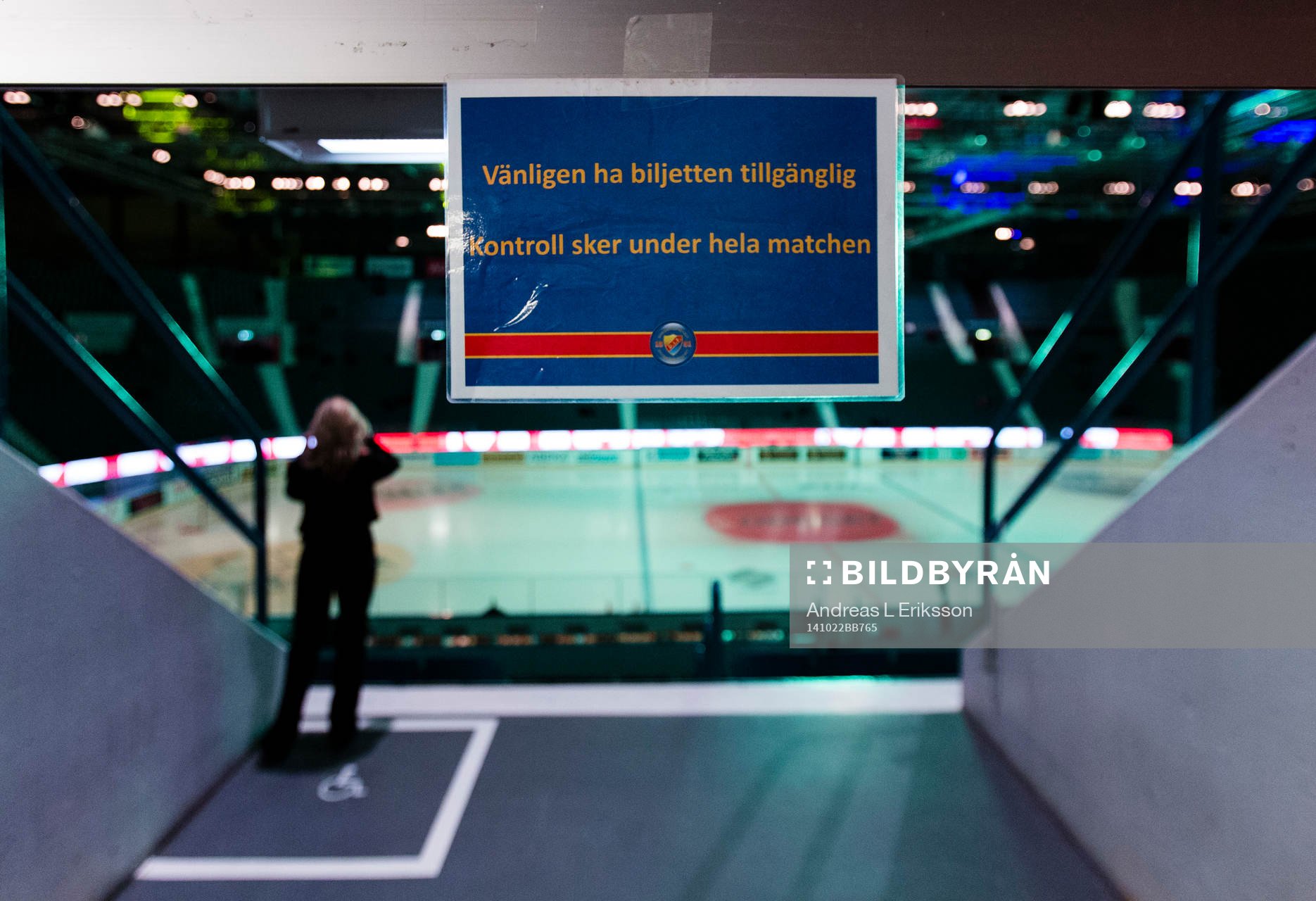 En skylt som uppmanar publiken att ha biljetten tillgänglig