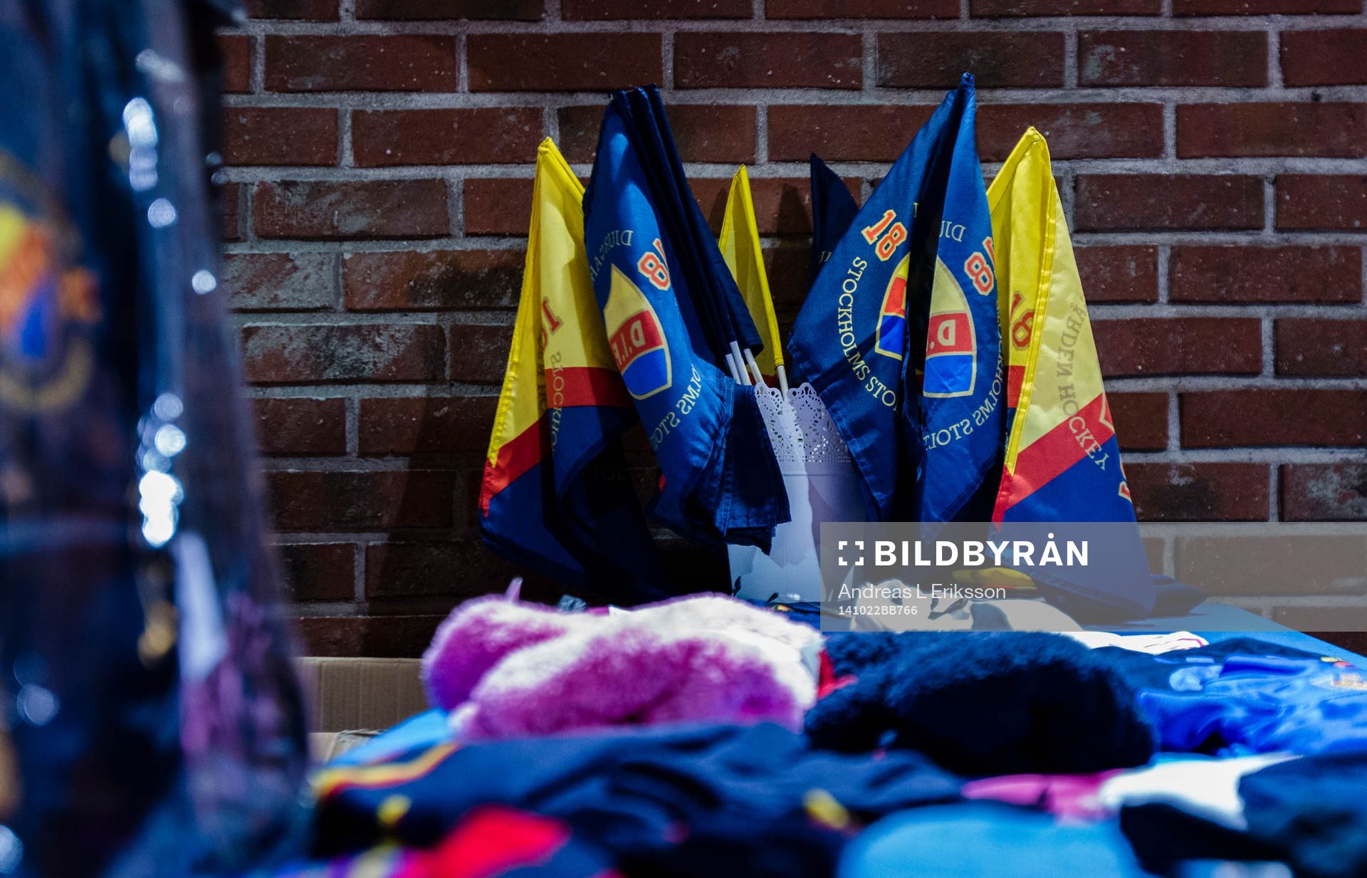 Djurgårdenflaggor vid en souvenirshop innan