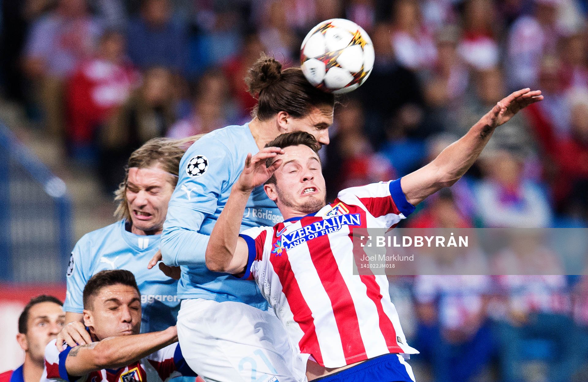 s Erik Johansson i en nickduell med Atletico Madrids Saul