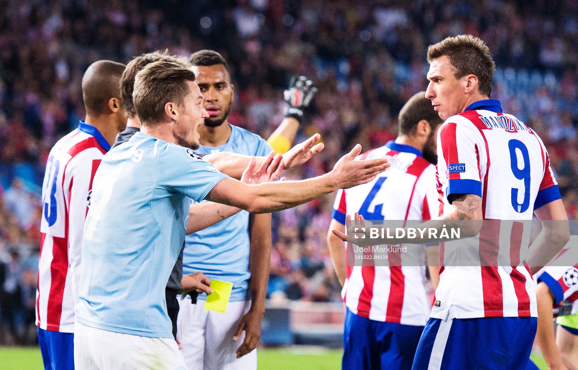 s Markus Rosenberg argumenterar med Atletico Madrids Mario