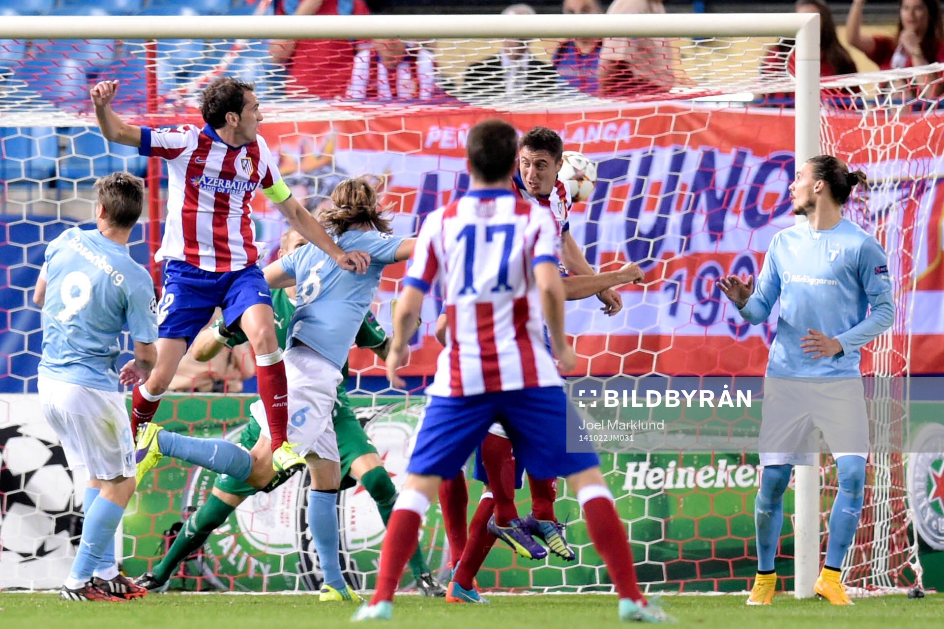 Atletico Madrids Diego Godin nickar in 4-0