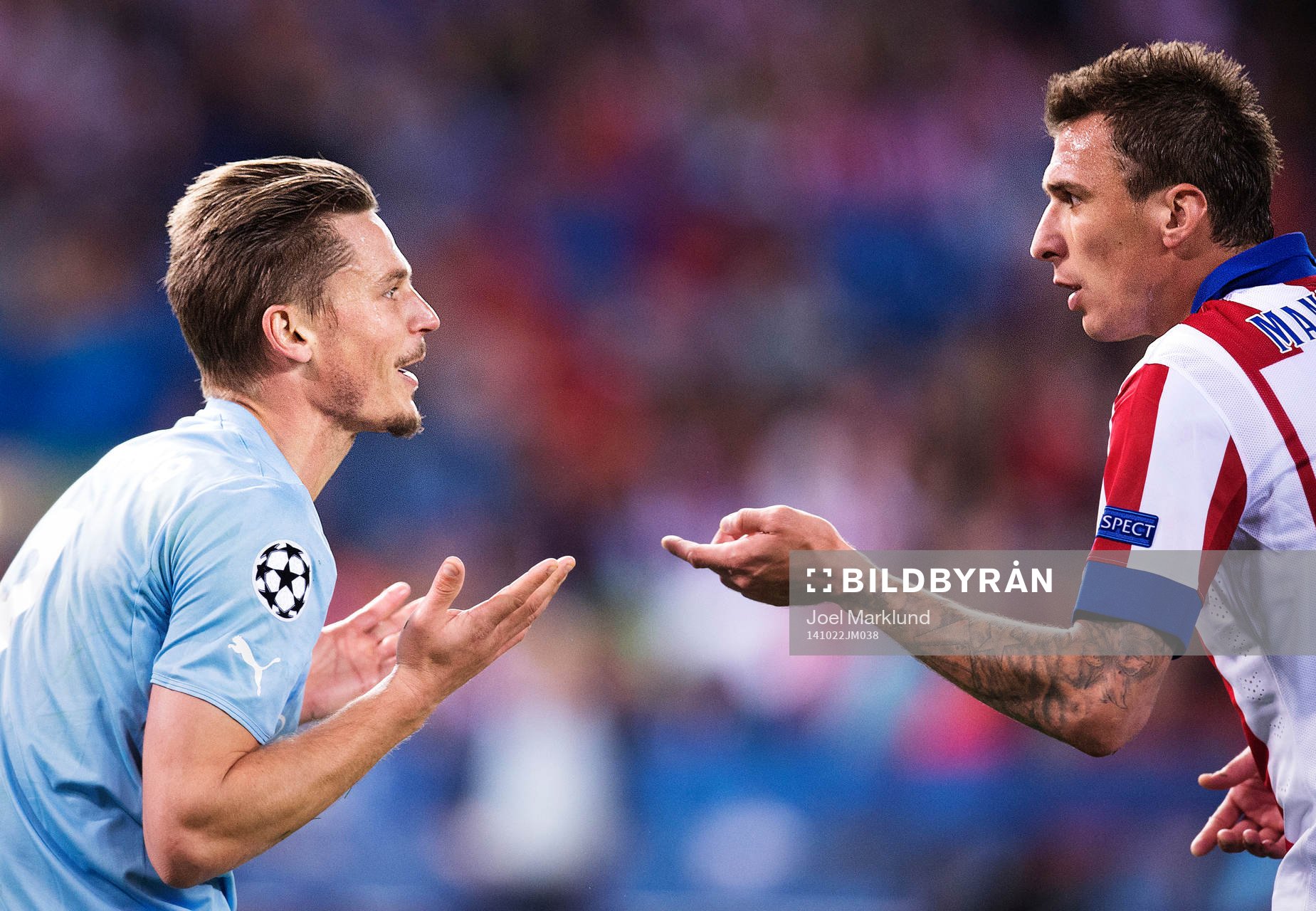 s Markus Rosenberg argumenterar med Atletico Madrids Mario