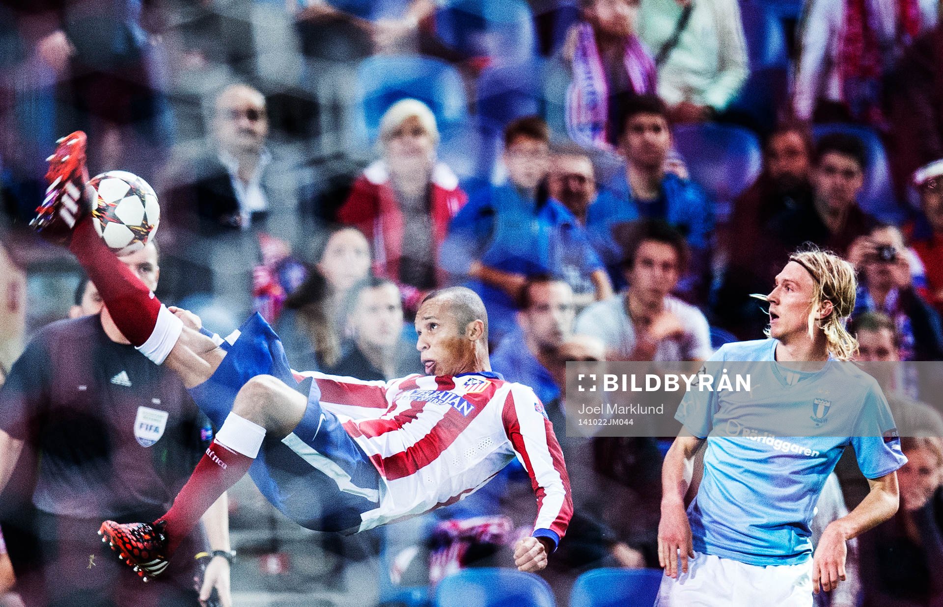 Atletico Madrids Miranda rensar undan bollen med en