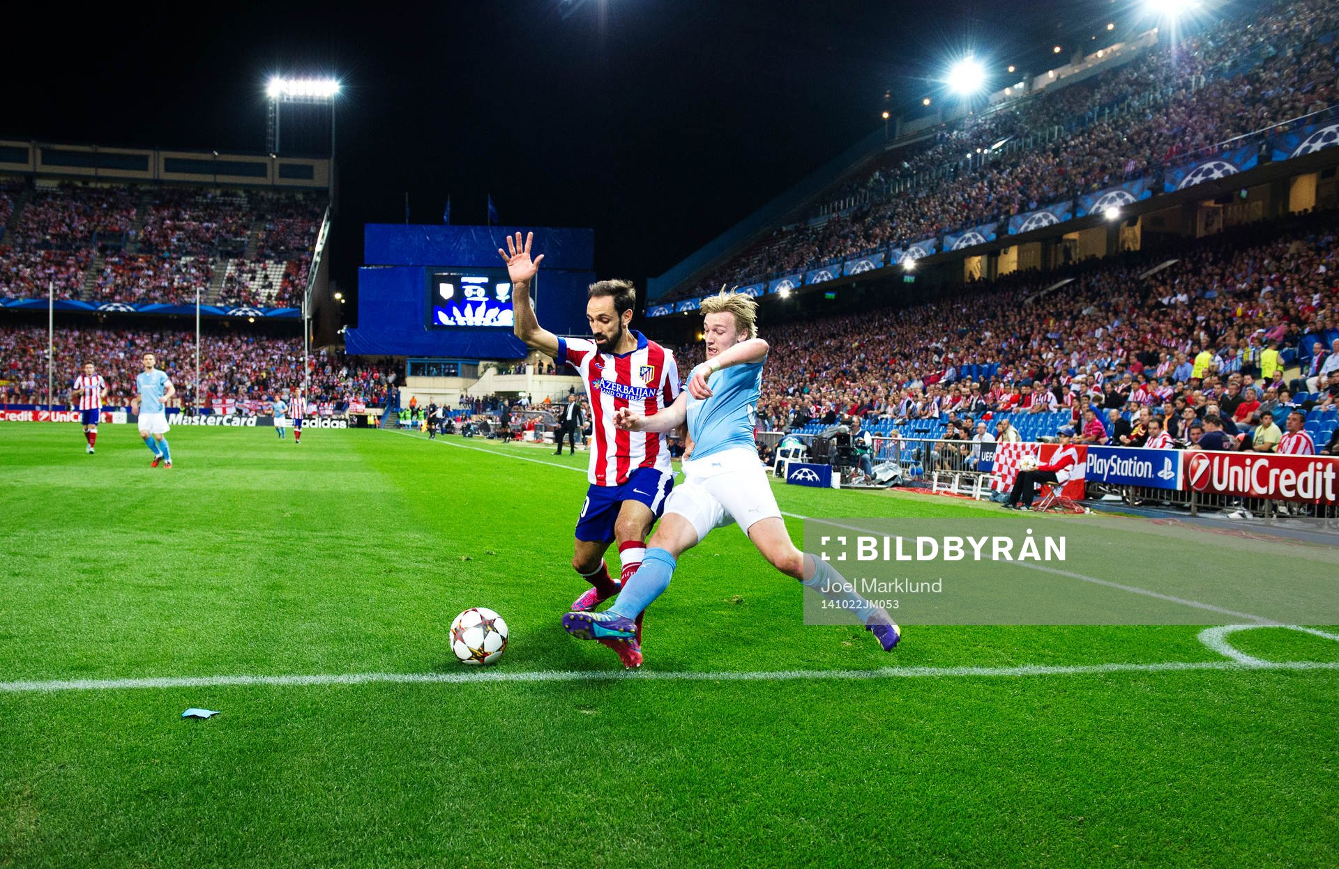 Atletico Madrids Juanfran håller undan Malmö FF:s Emil Forsberg under fotbollsmatchen i Champions League mellan Atletico Madrid och Malmö FF den 22 oktober 2014 i Madrid.