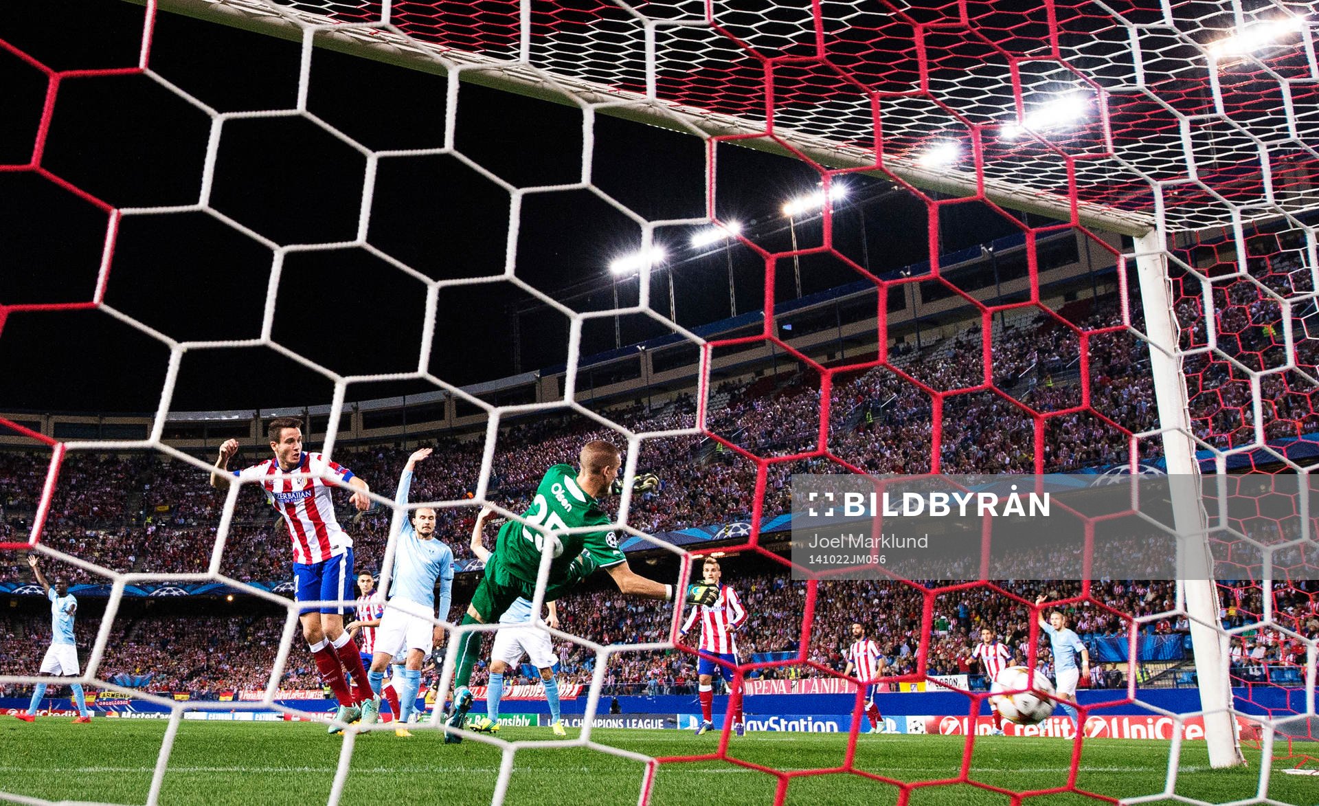 Atletico Madrids Saul Niguez nickar in ett mål som döms bort för offside under fotbollsmatchen i Champions League mellan Atletico Madrid och Malmö FF den 22 oktober 2014 i Madrid.
