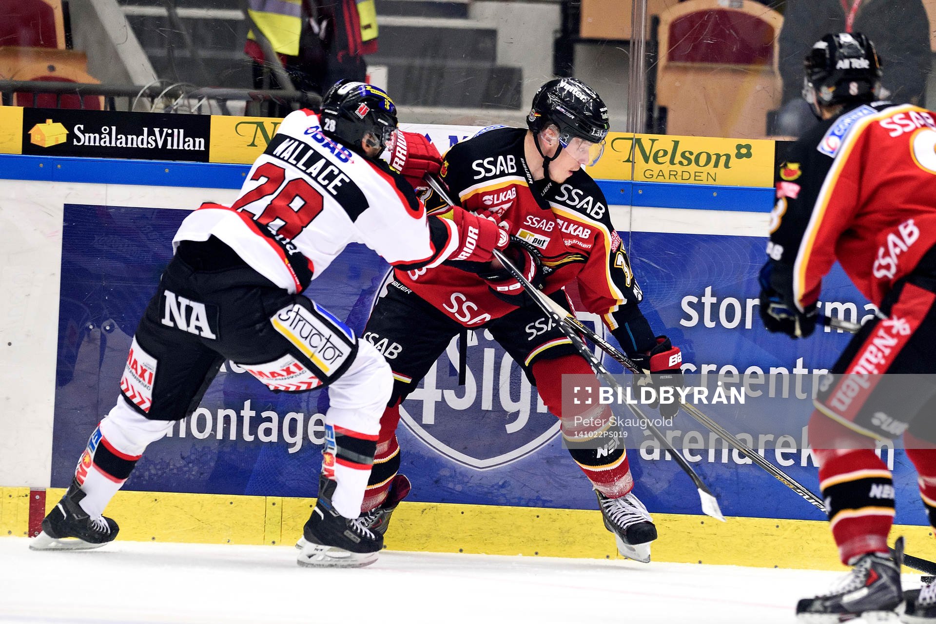 Örebros Tim Wallace i kamp om pucken med Luleås Lennart