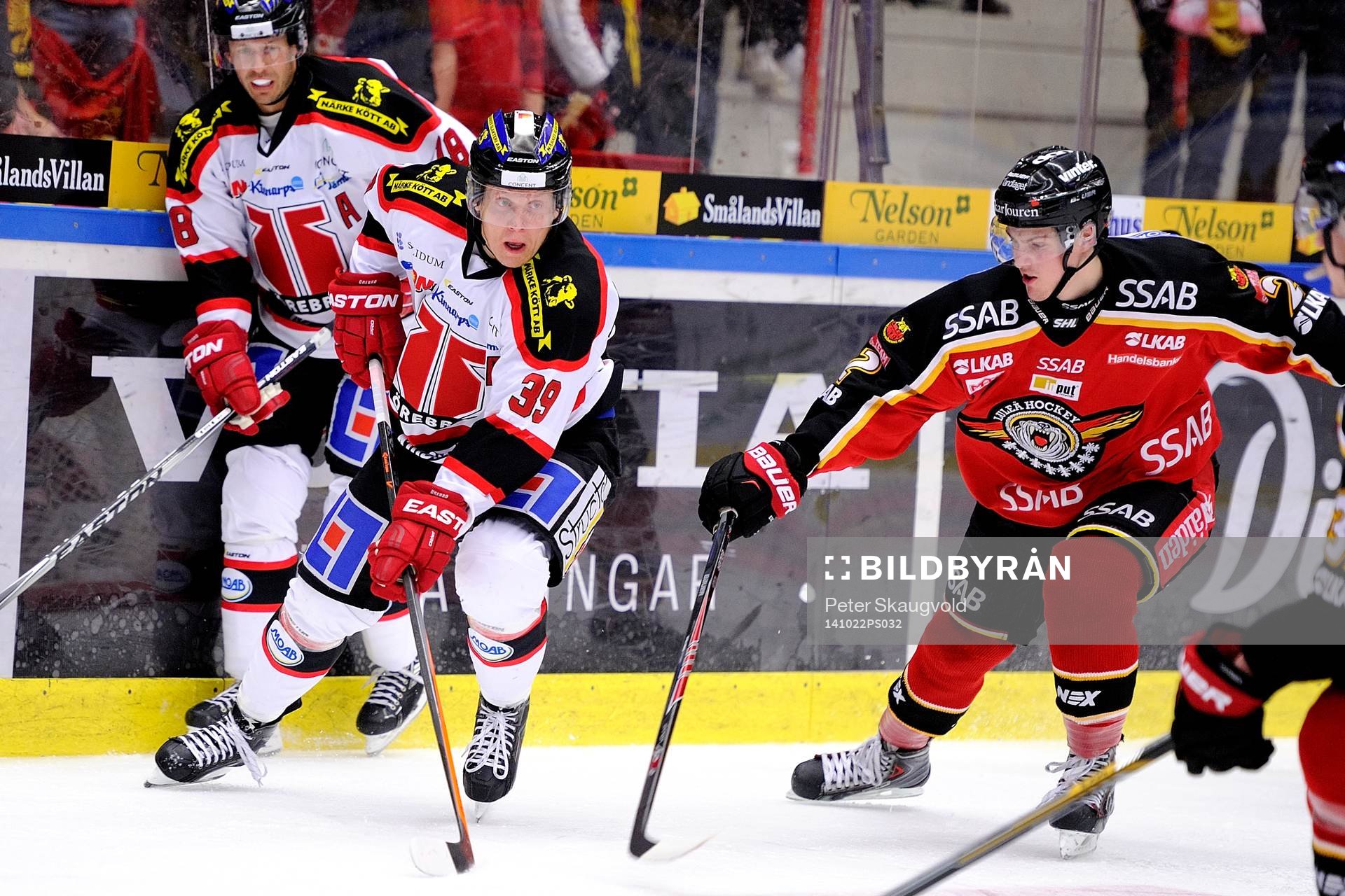 Örebros Ville Viitaluoma i kamp om pucken med Luleås Dean