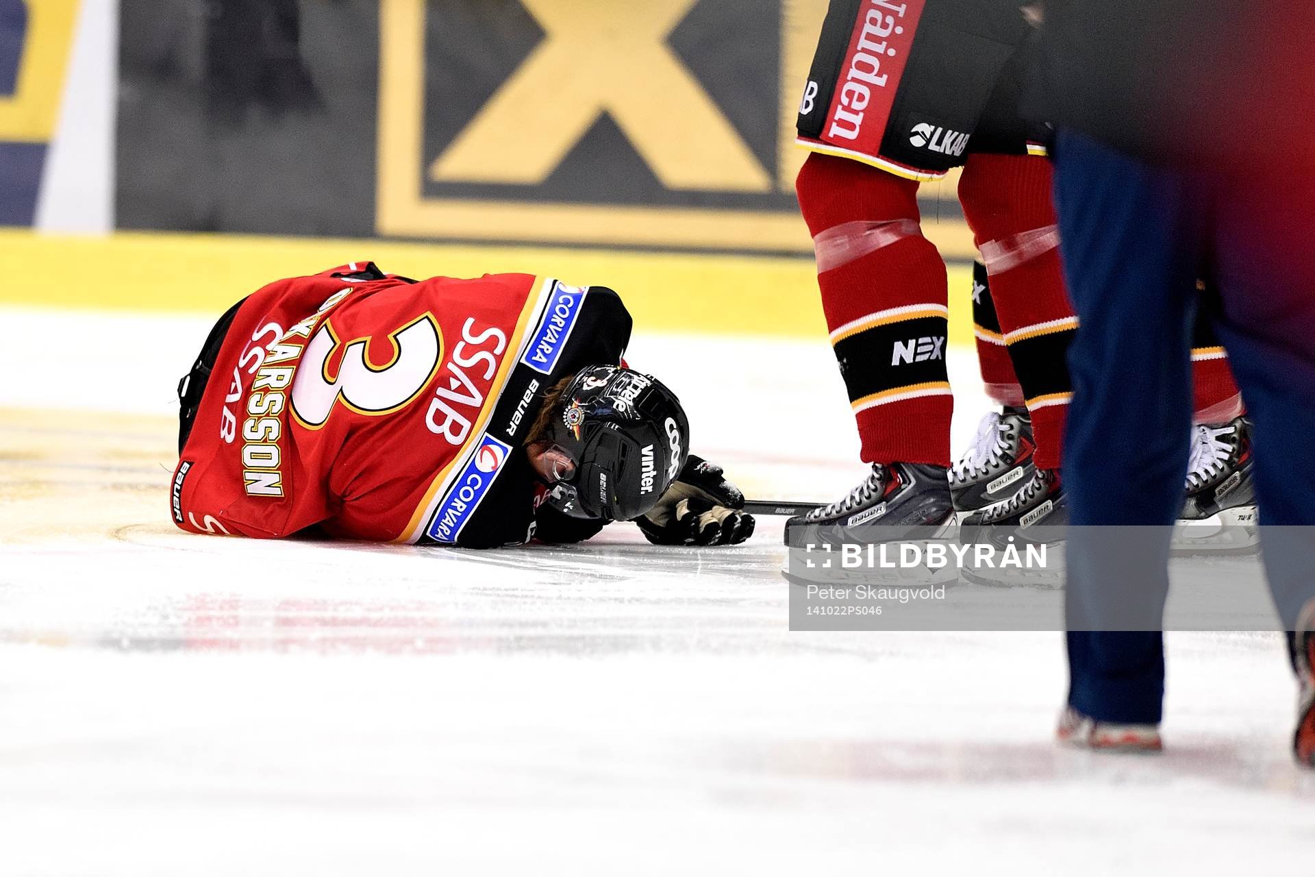Luleås Markus Oscarsson ligger på isen