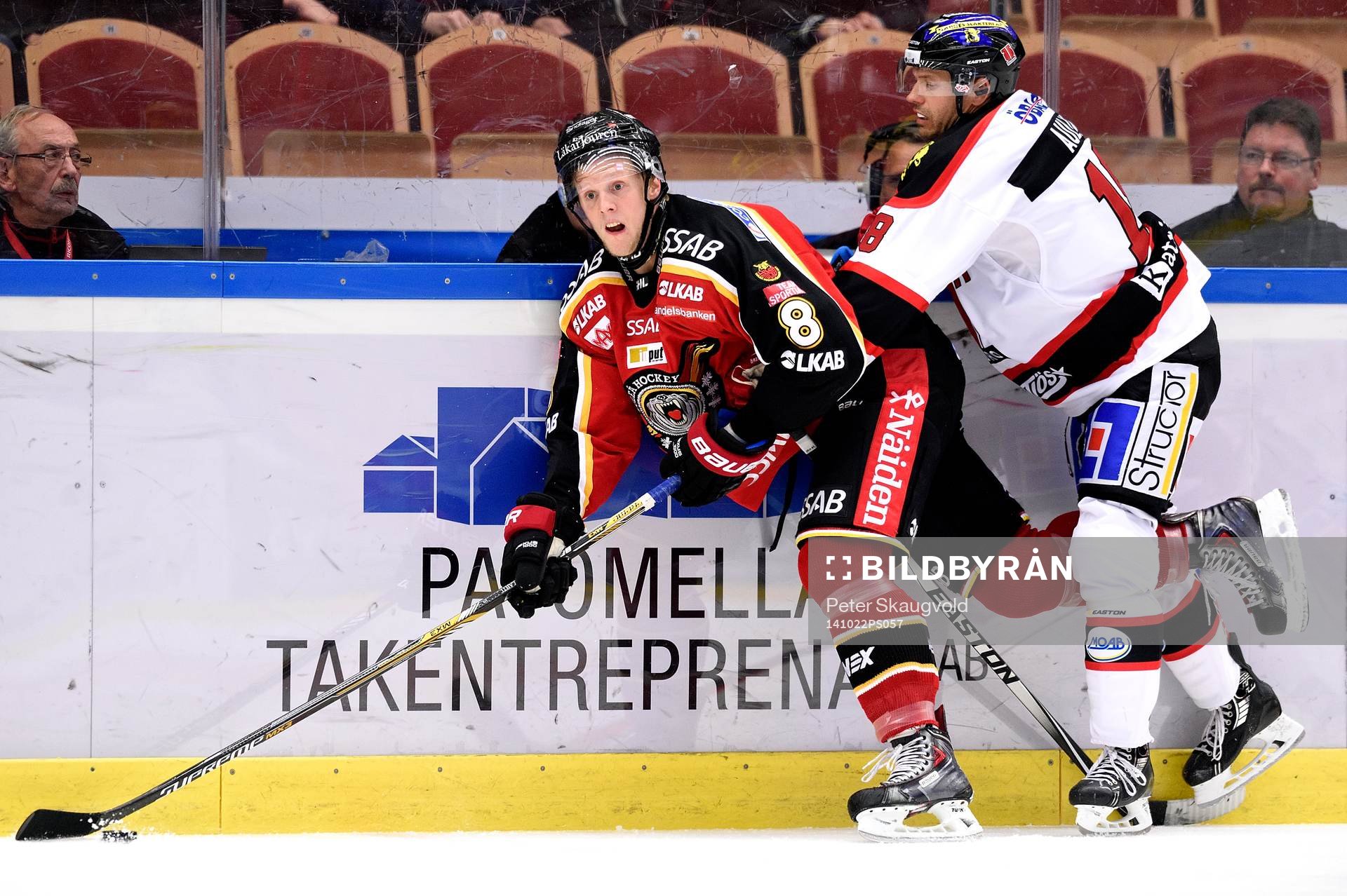 Luleås Per Savilahti-Nagander i kamp om pucken med
