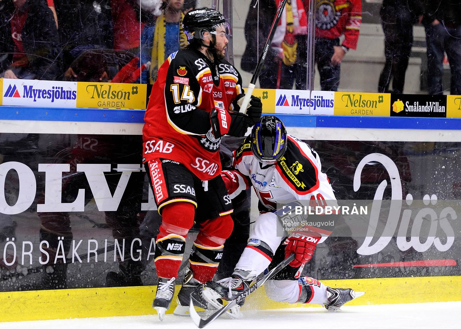 Luleås Stephen Dixon tacklar Örebros Anders Eriksson