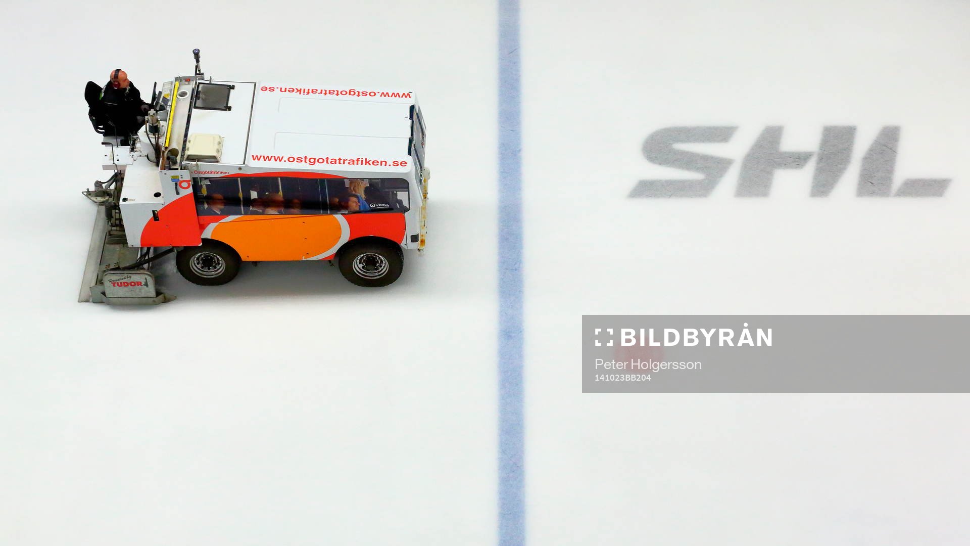 Ismaskin spolar isen före ishockeymatchen i SHL mellan