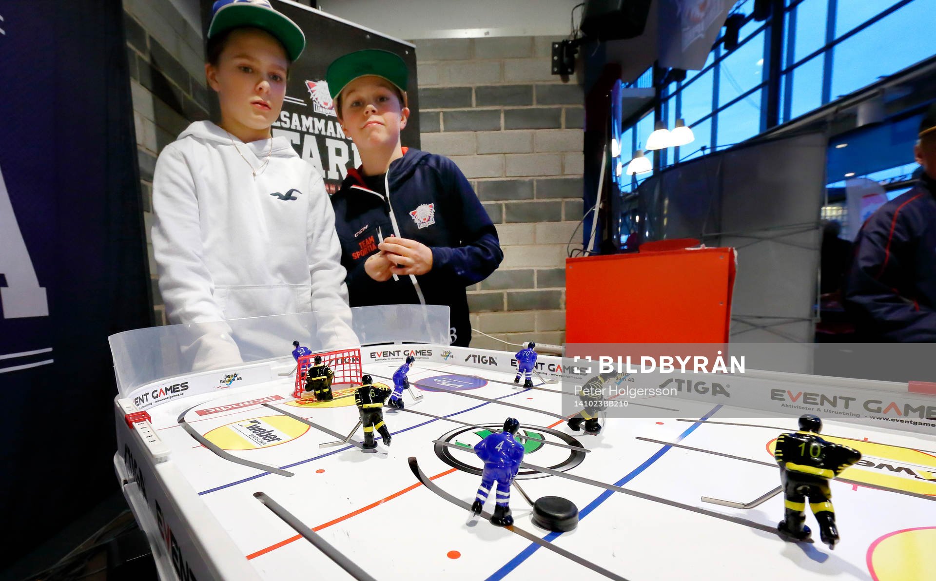 Unga supporters laddar upp med hockeyspel före