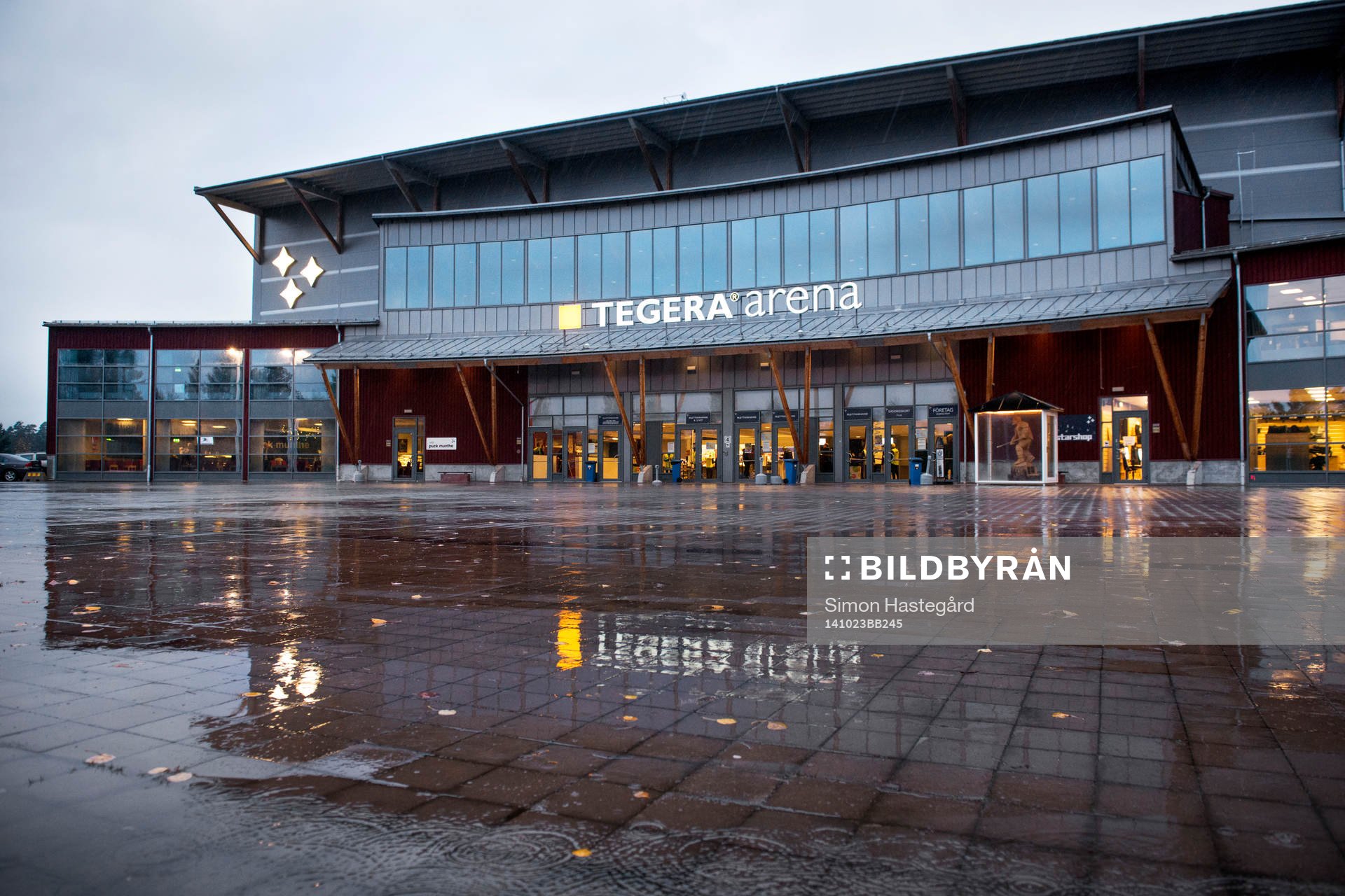 Regn utanför Tegera Arena före ishockeymatchen i SHL
