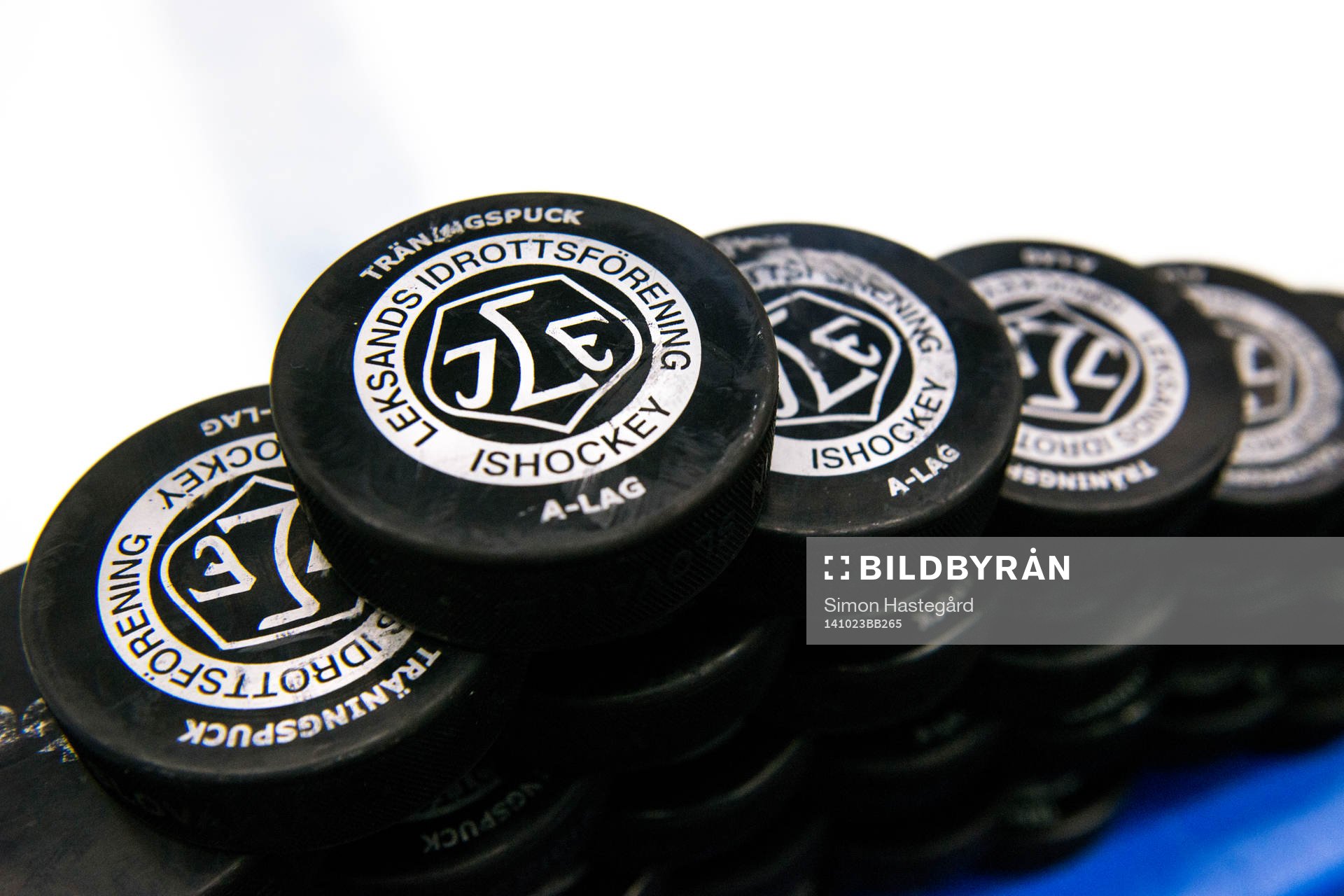 Leksands träningspuckar före ishockeymatchen i SHL mellan