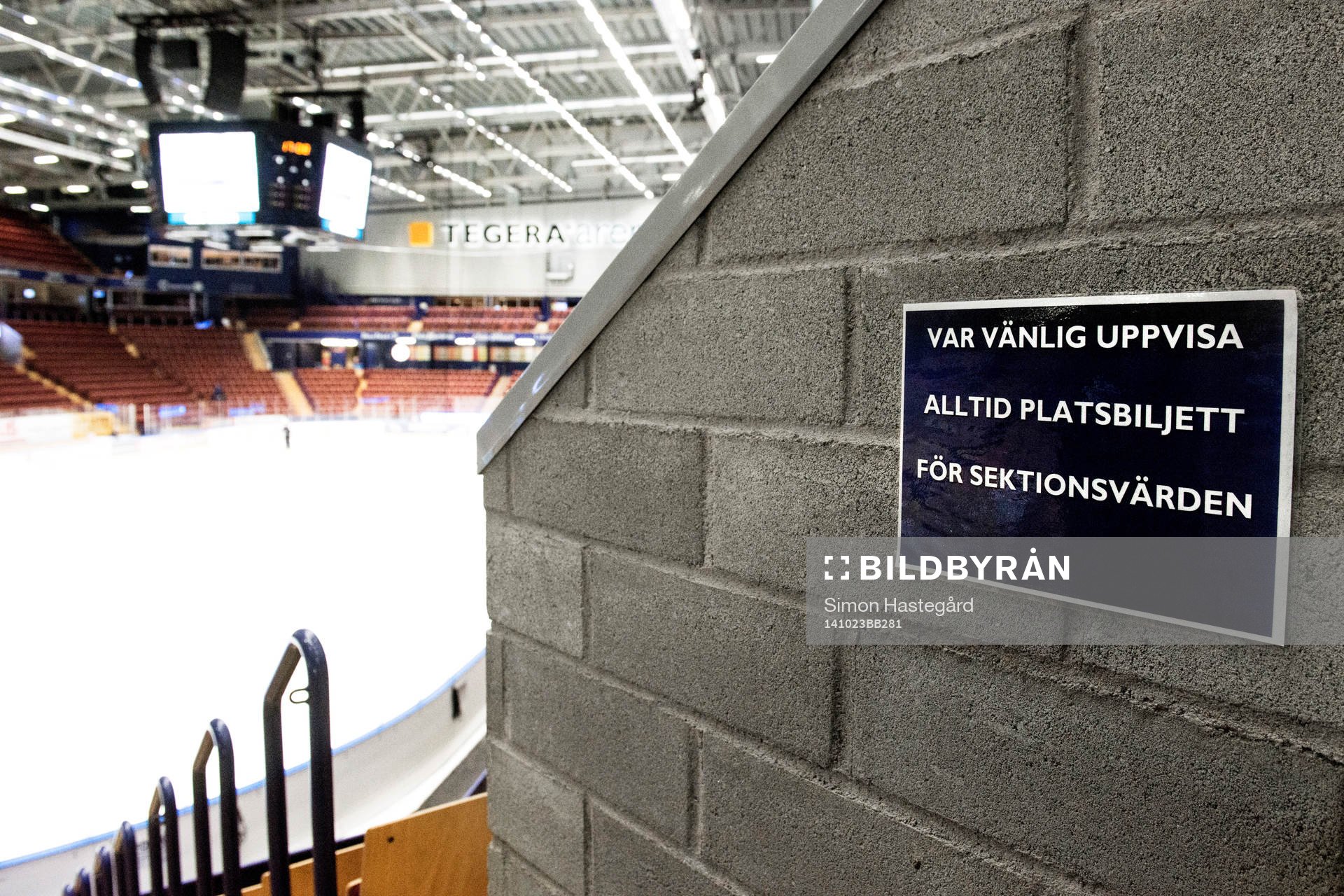 Skylt om biljetter inne på Tegera Arena före