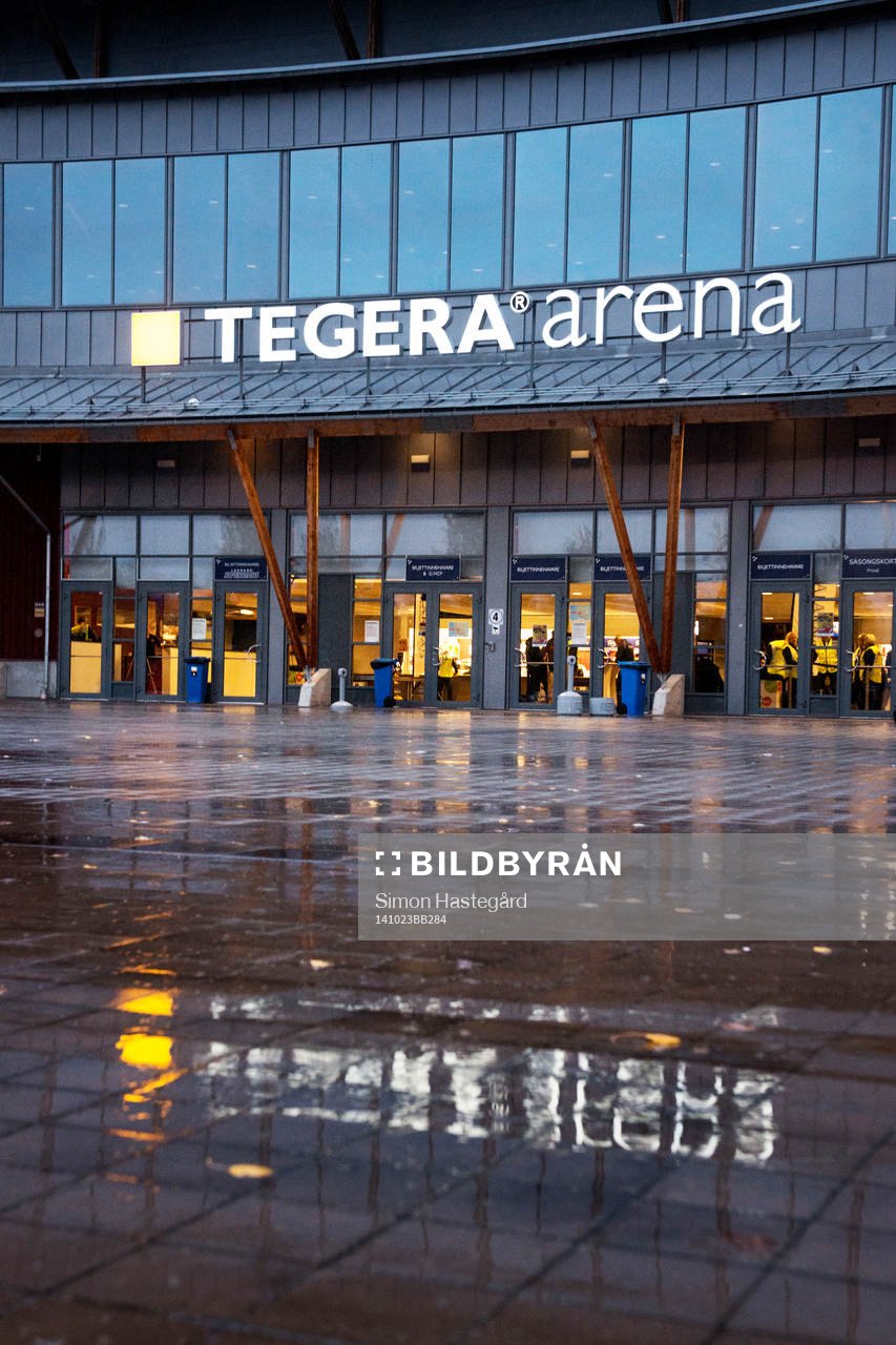 Regn utanför entrén till Tegera Arena före
