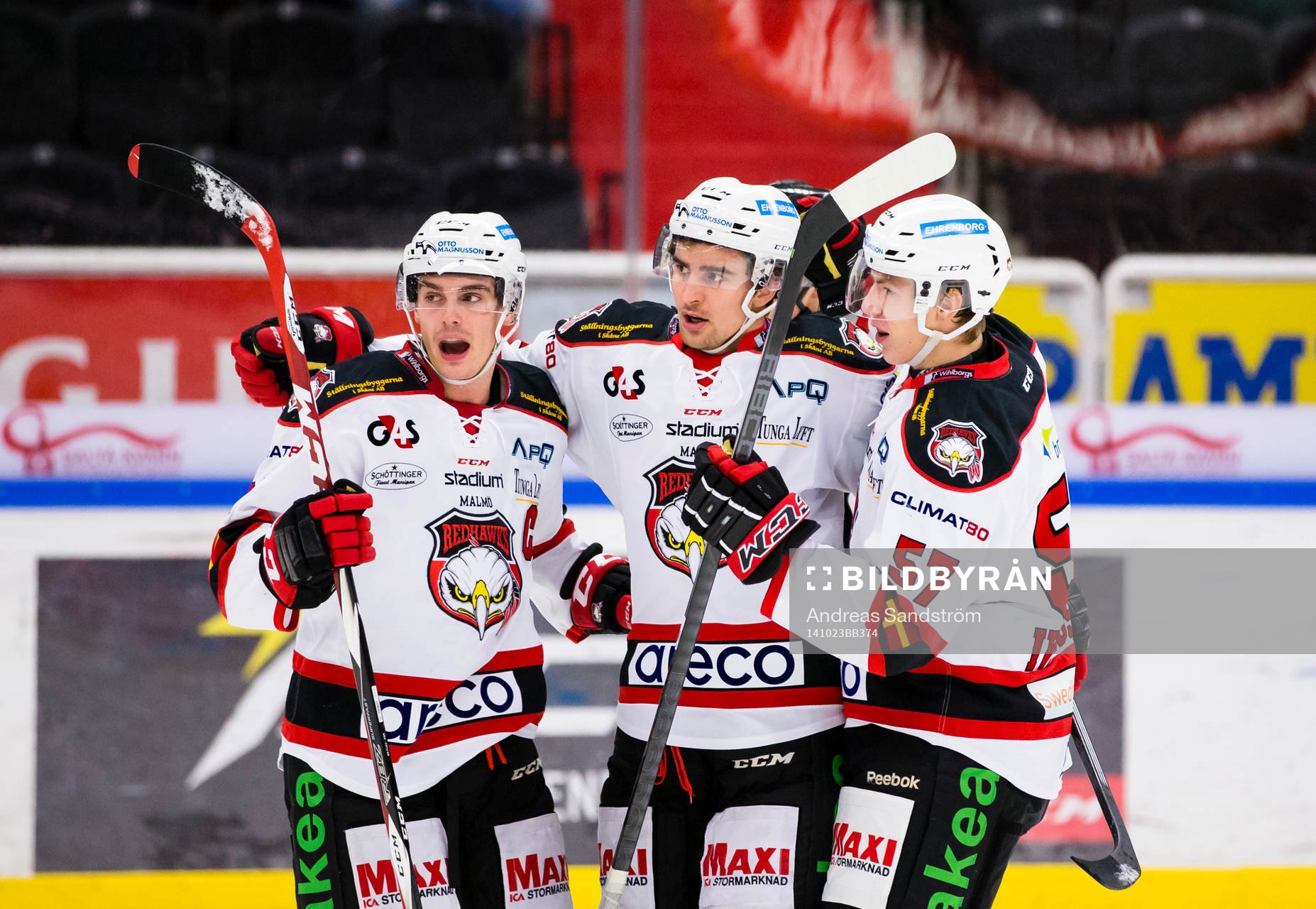 Malmö Redhawks Nils Andersson (m) gör 1-1 och gratuleras