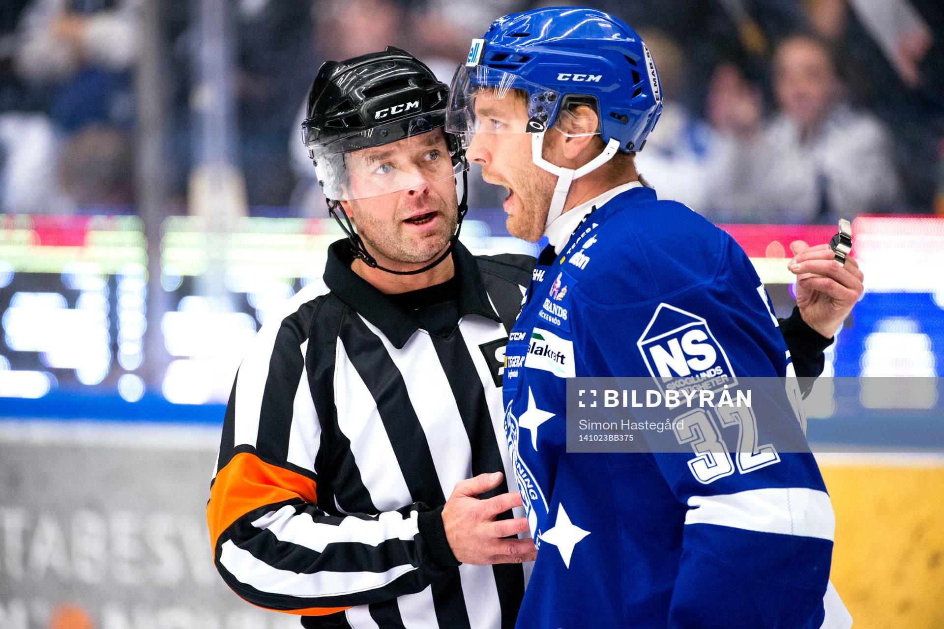 Domaren Patrik Sjöberg och Leksands Jens Bergenström i