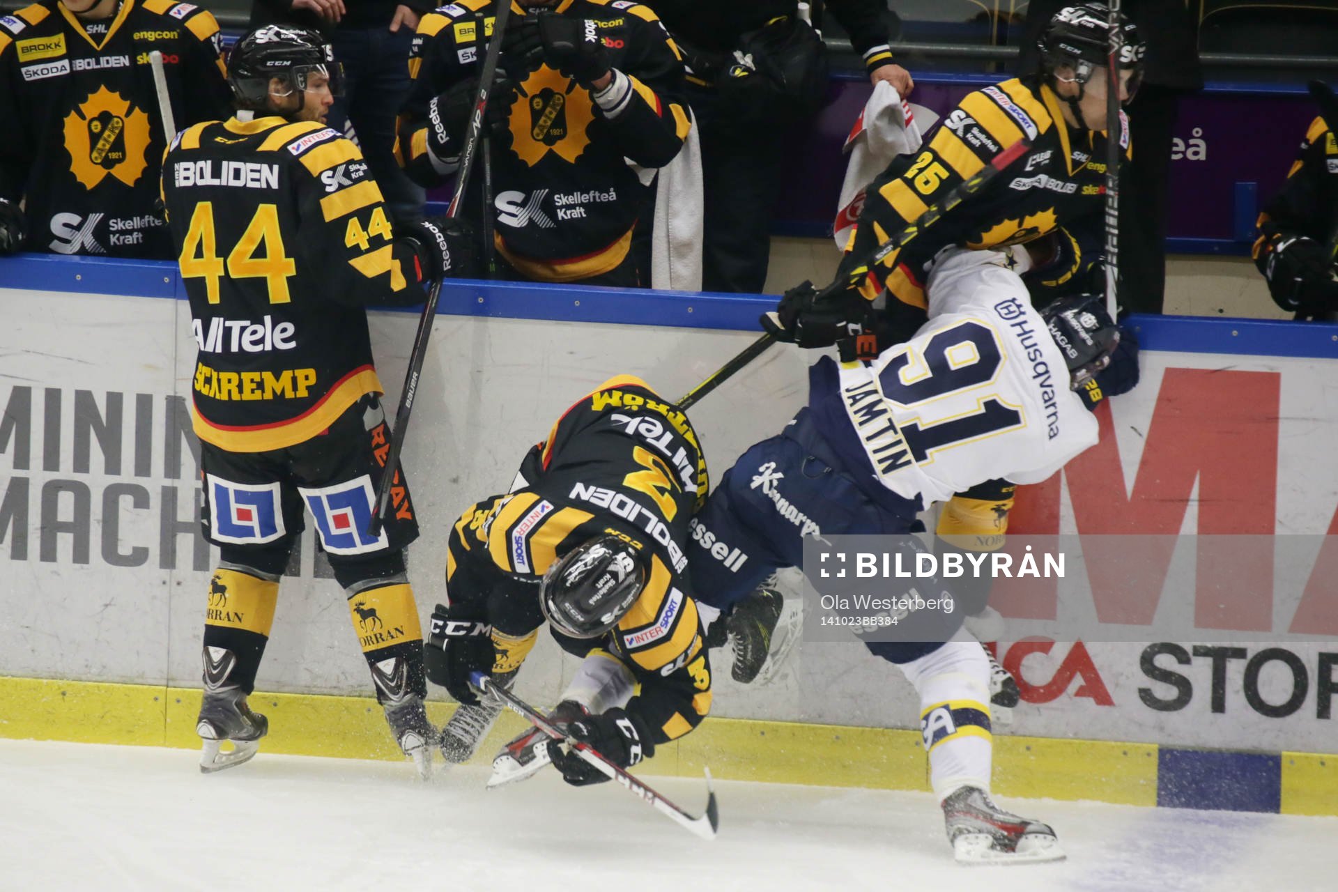 Skellefteås Niclas Burström blir knätacklad av Hv71s