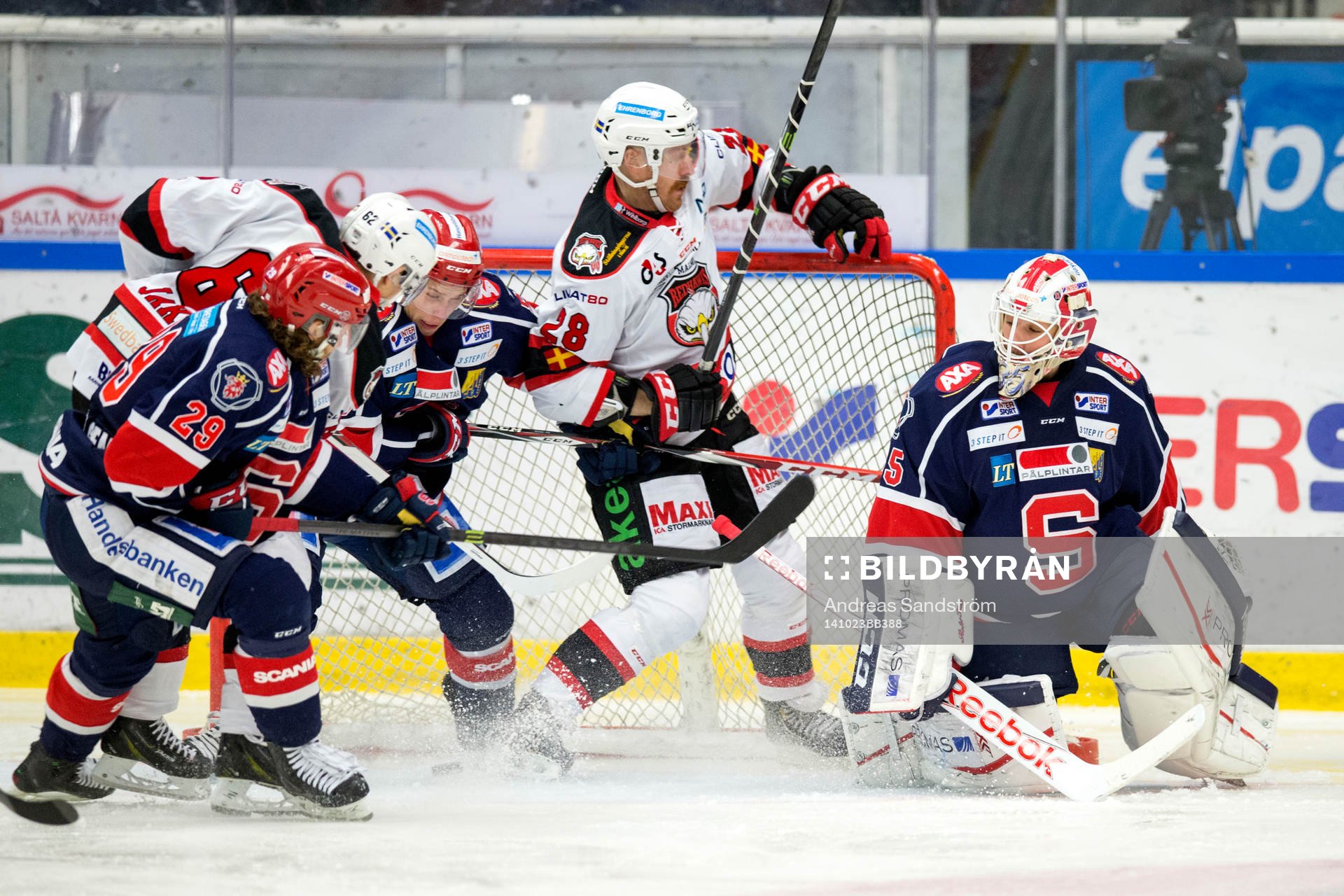 Malmö Redhawks Jens Olsson oroar framför Södertäljes