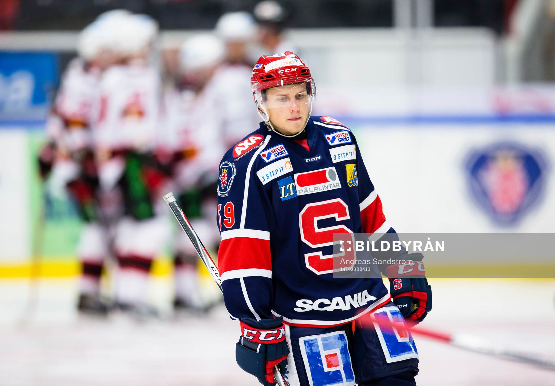 Södertäljes Adam Hansen ser deppig ut