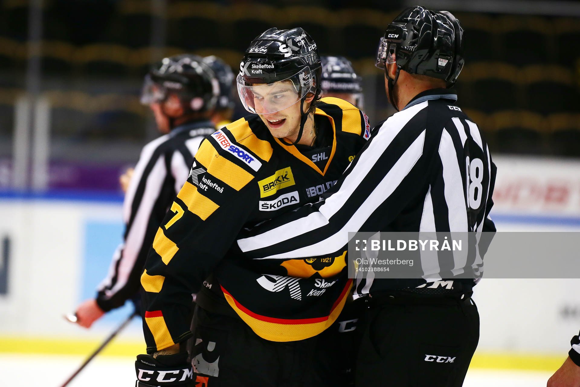 Skellefteås Kirill Kabanov  i slagsmål med Hv71s Calle