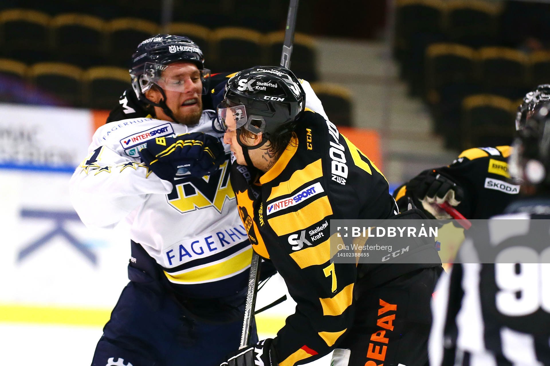 Skellefteås Kirill Kabanov  i slagsmål med Hv71s Calle
