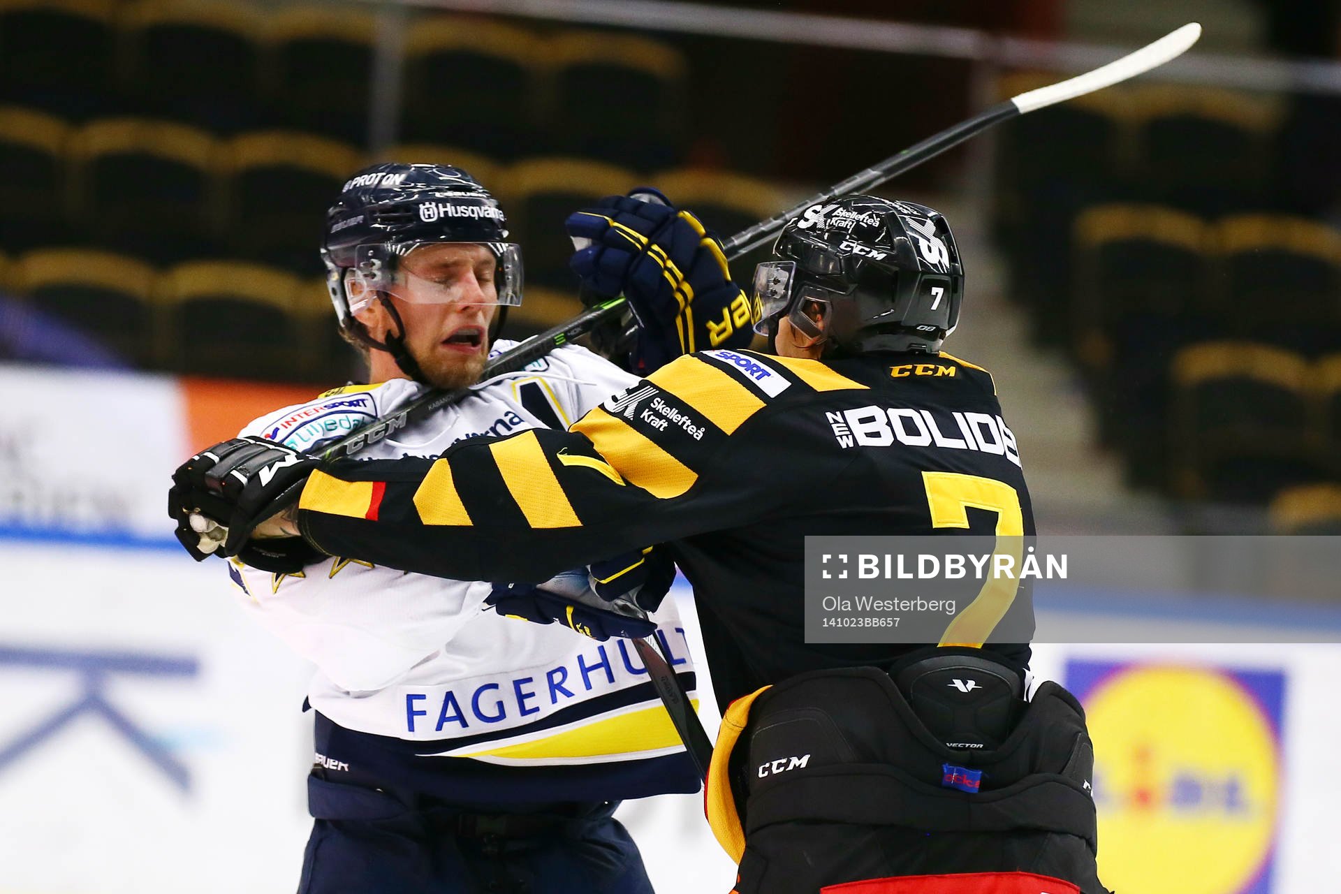 Skellefteås Kirill Kabanov  i slagsmål med Hv71s Calle