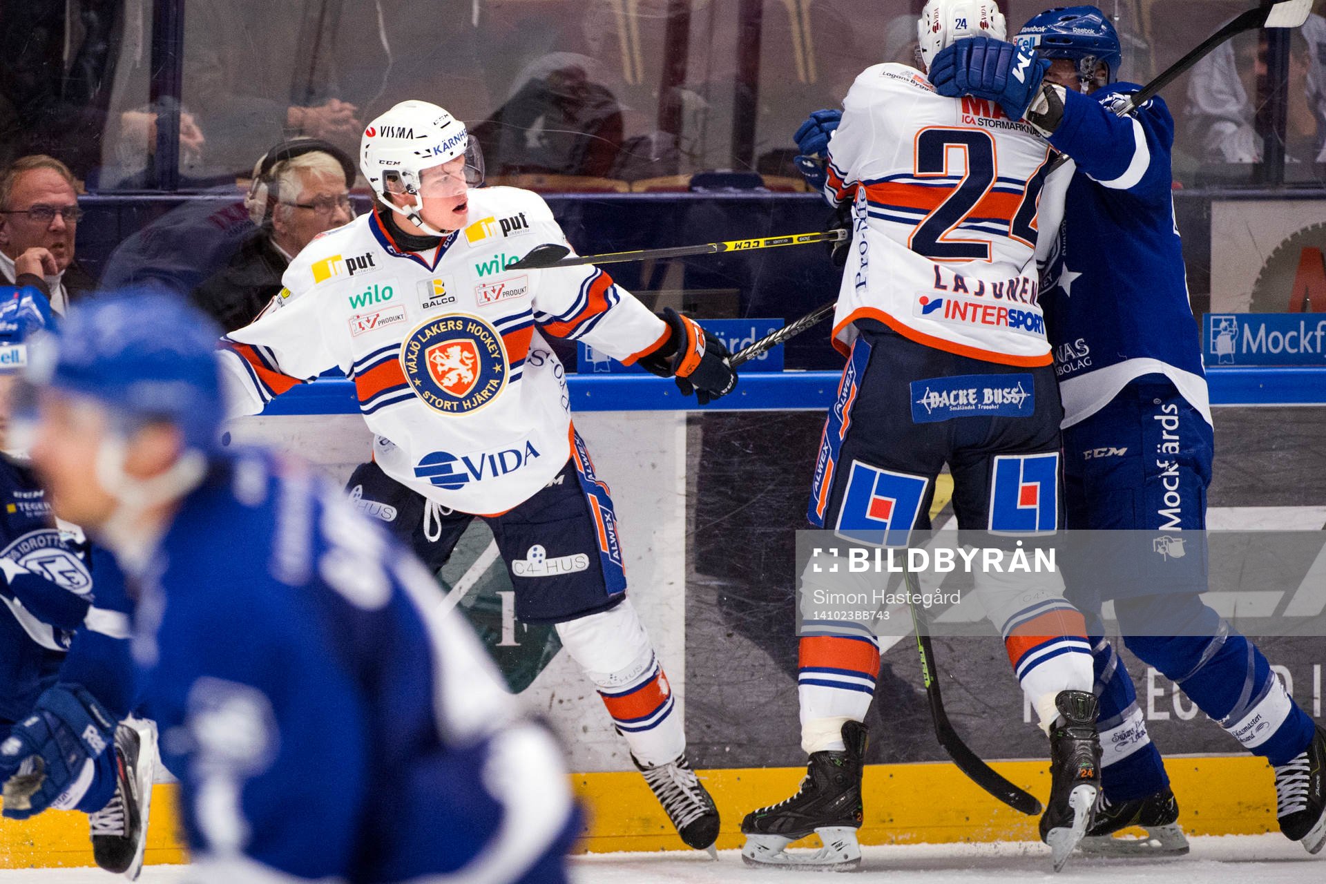 Växjös Malte Strömwall, till vänster, flyr Leksands
