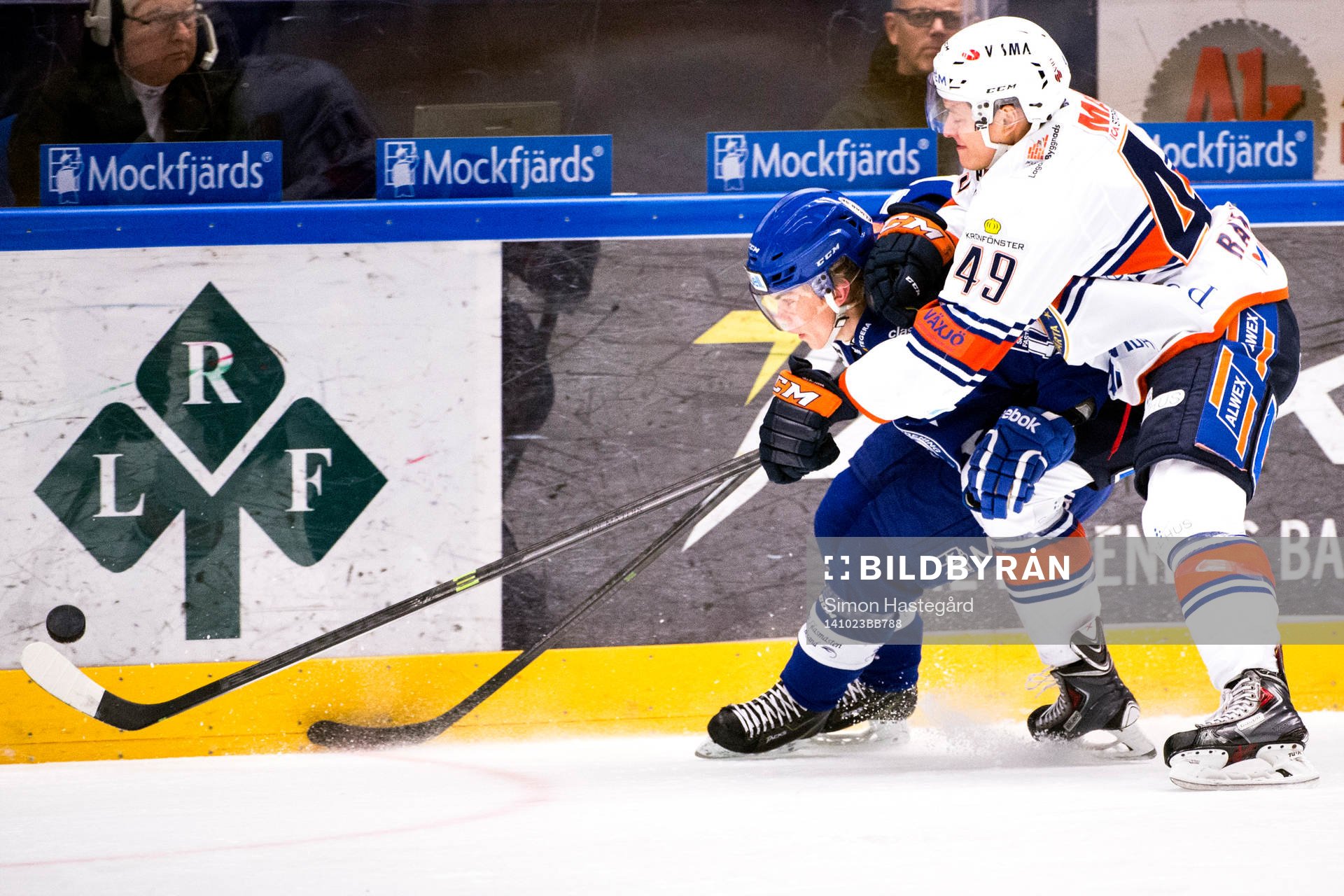 Leksands Oskar Lang och Växjös Rhett Rakhshani i en duell