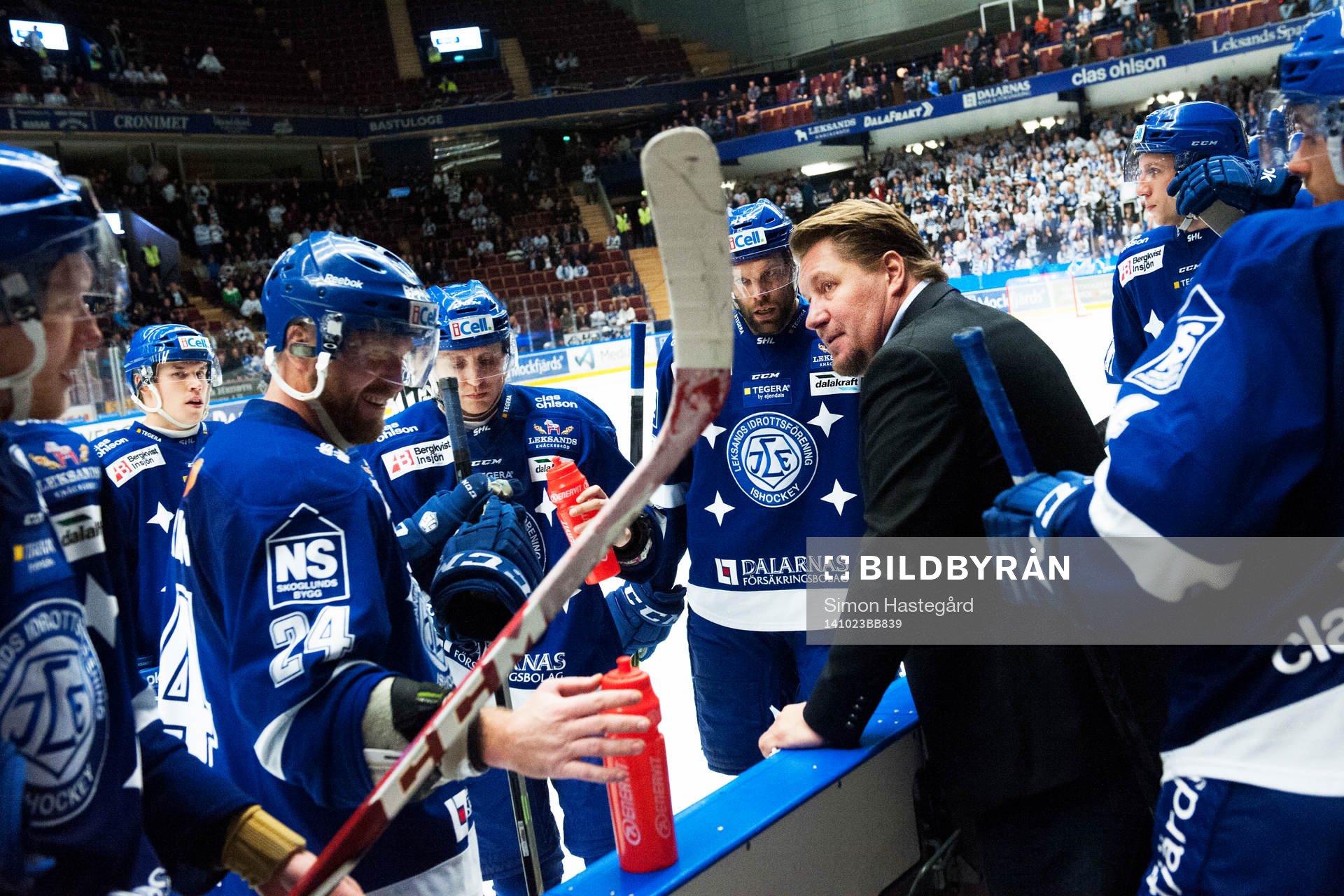 Leksands Huvudtränare Andreas Appelgren samtalar med Johan