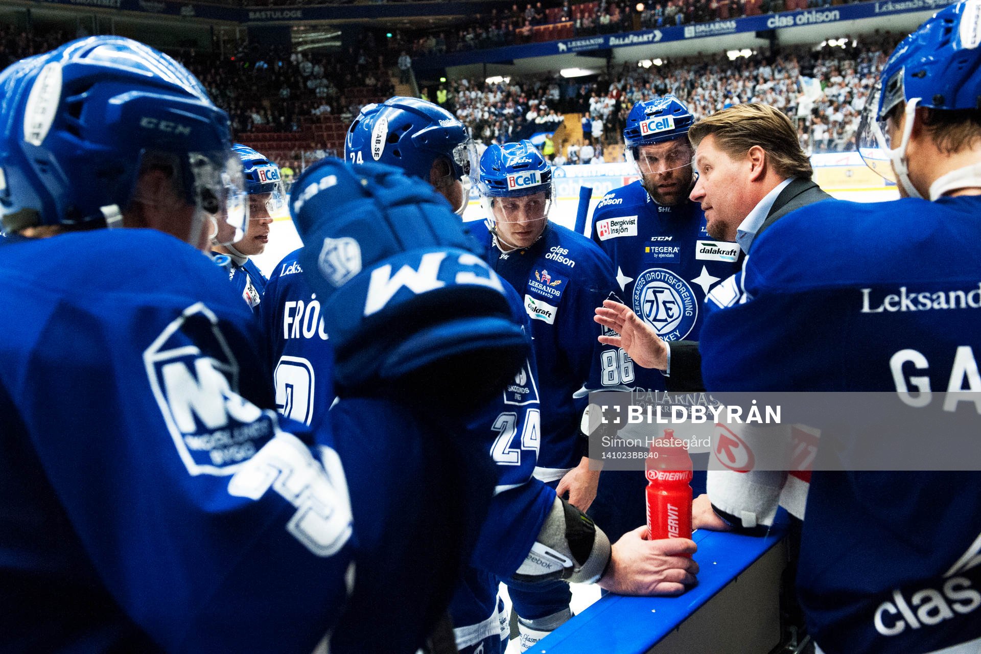 Leksands Huvudtränare Andreas Appelgren samtalar med Tomi