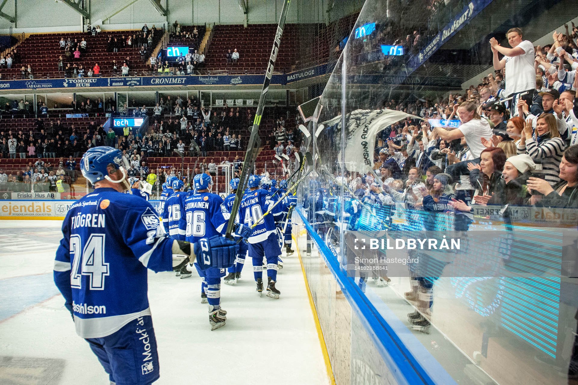 Leksands Jonas Frögren jublar med lagkamraterna och