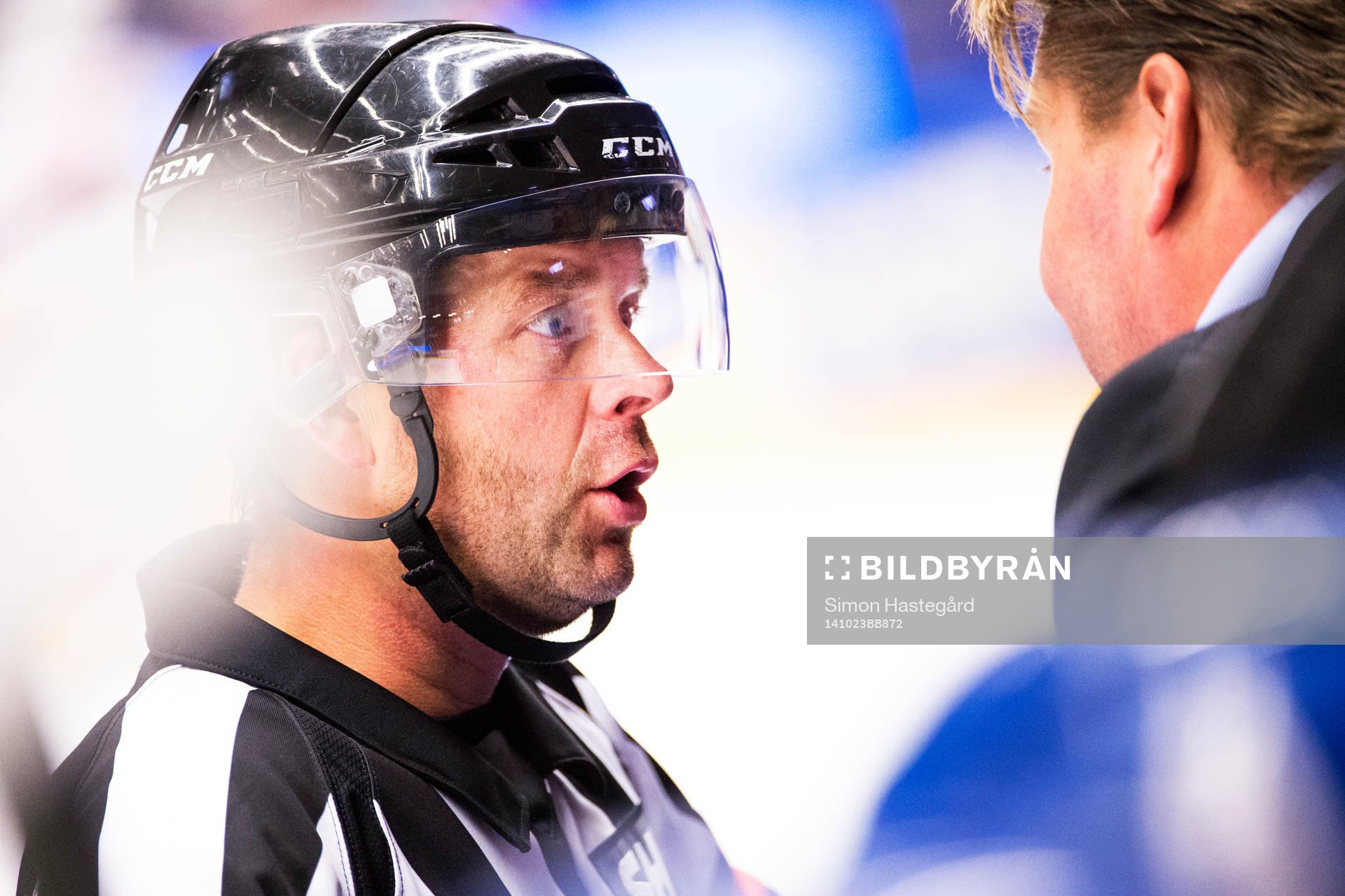 Domaren Patrik Sjöberg i samtal med Leksands Huvudtränare