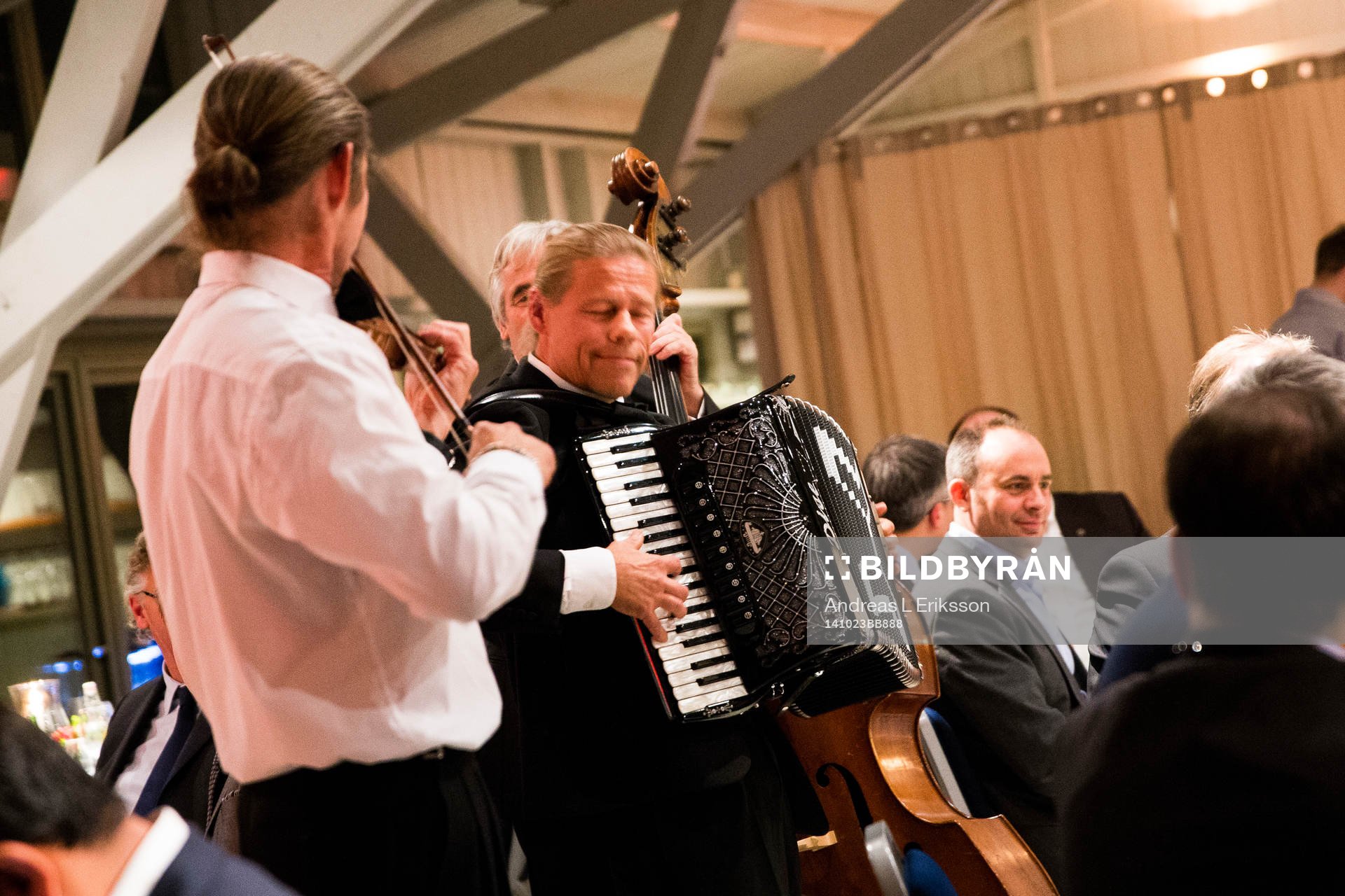 En trio spelar musik under middagen den 23 oktober 2014 i Stockholm som annordnas av Svensk Elitfotboll inför årsmötet.
