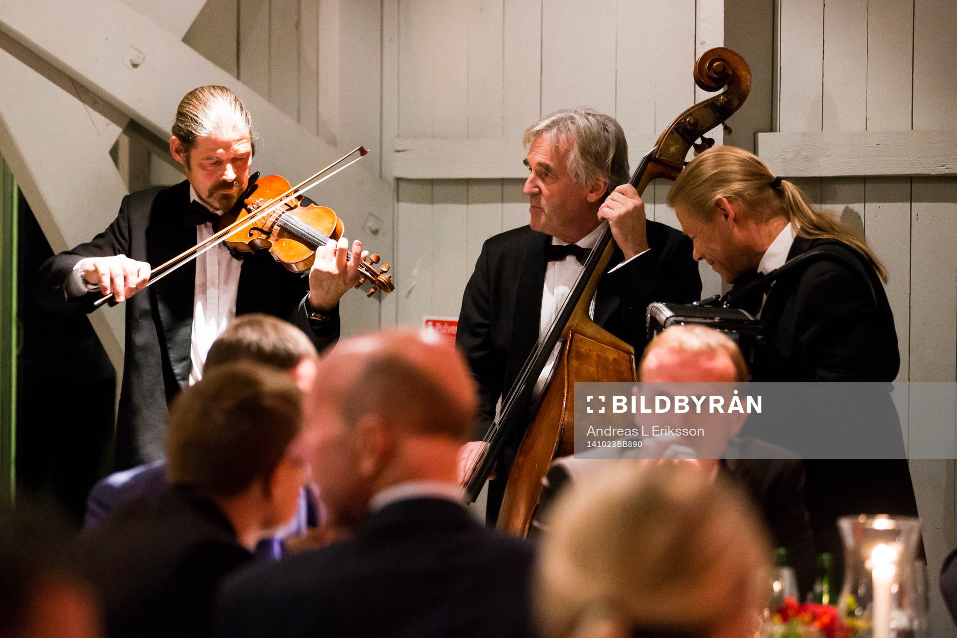 En trio spelar musik