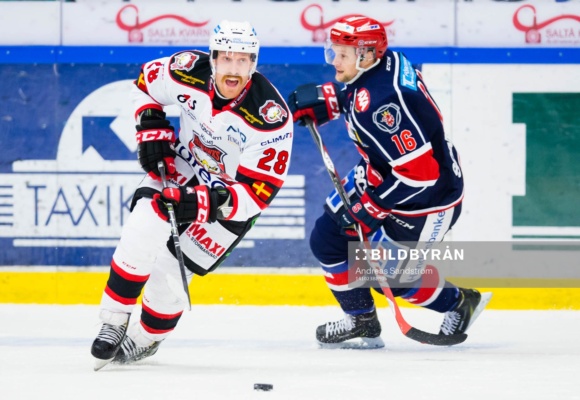 Malmö Redhawks Jens Olsson jagas av Södertäljes