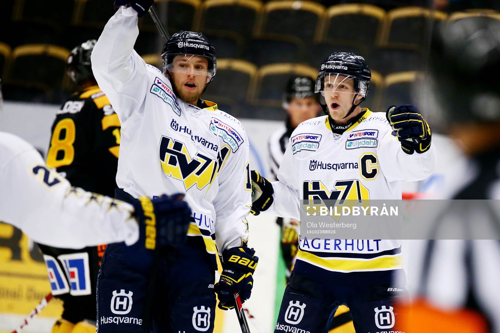 Hv71s Calle Ridderwall  och Ted Brithén jublar