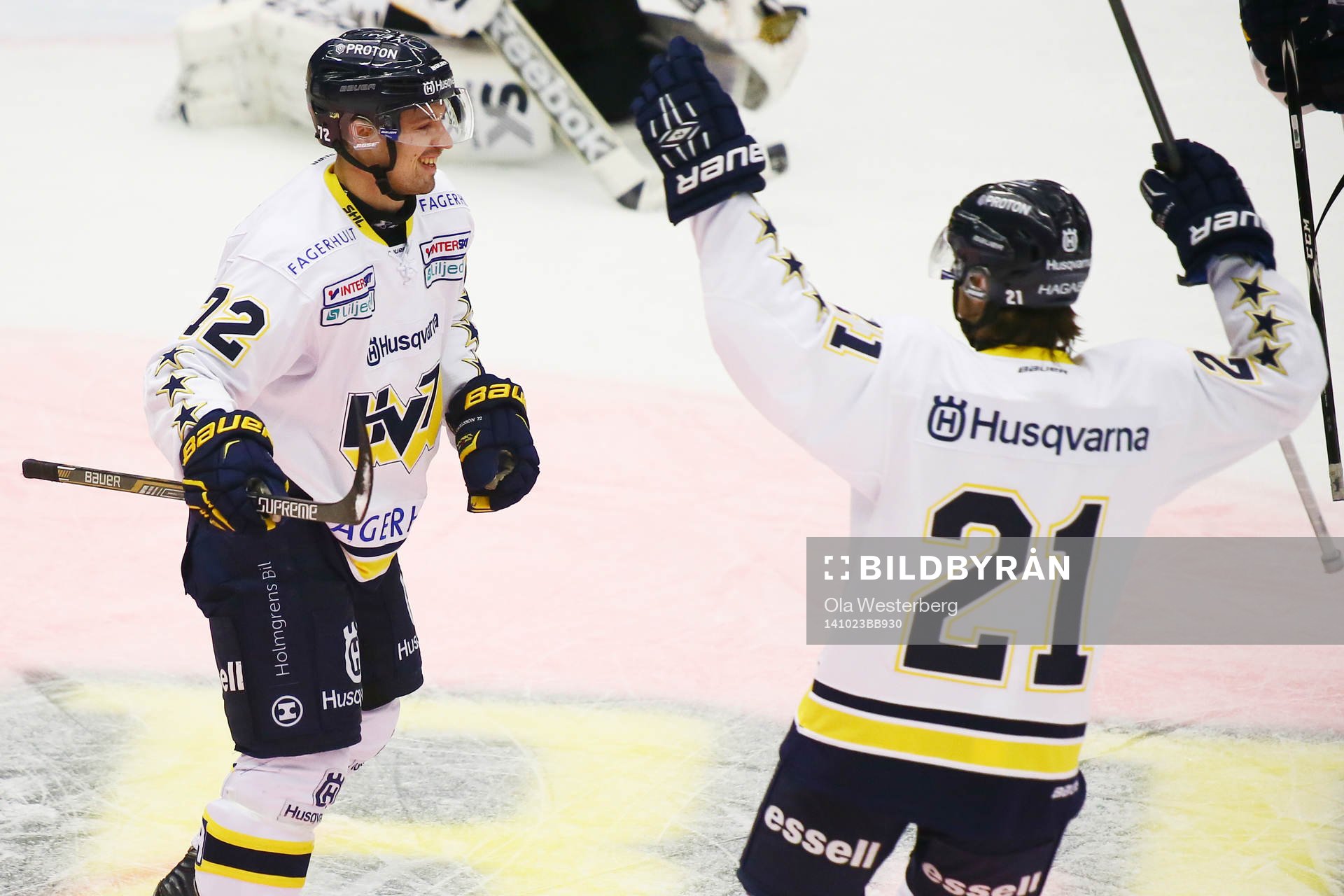 Hv71s Patrik Carlsson och Daniel Norbe jublar