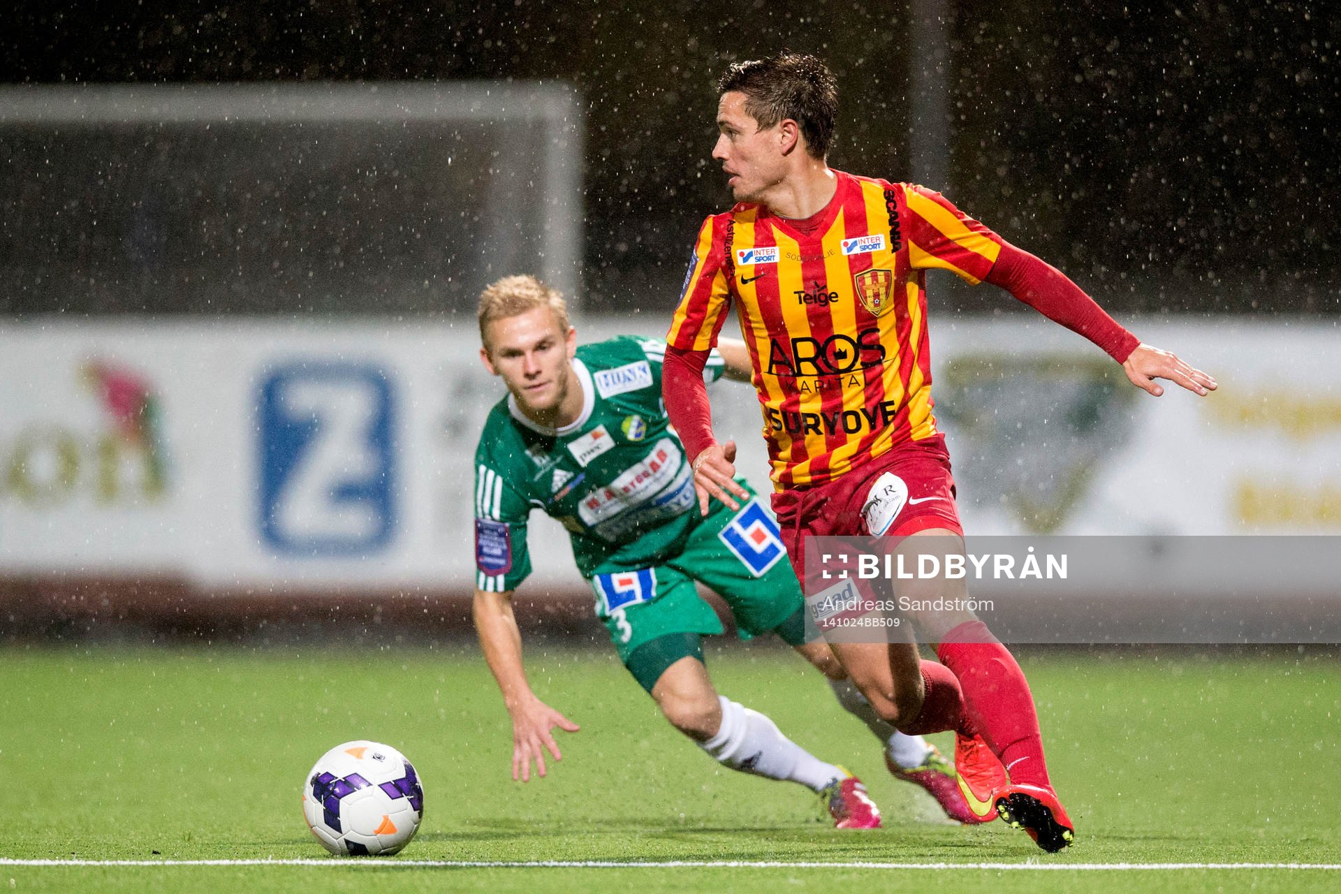 Syrianskas Durim Berisha och Ljungskiles Niclas Andersén under matchen i superettan mellan Syrianska och Ljungskile den 24 Oktober 2014 i Södertälje.