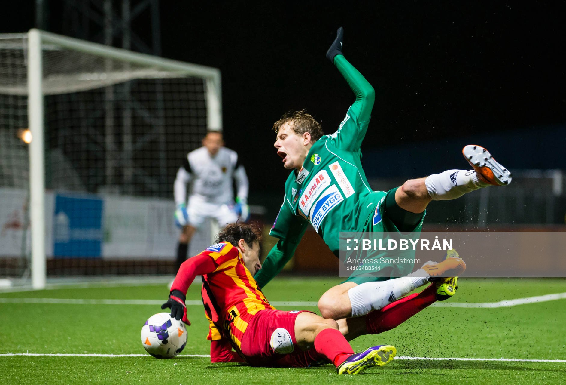 Ljungskiles Jakob Olsson faller i en duell med Syrianskas