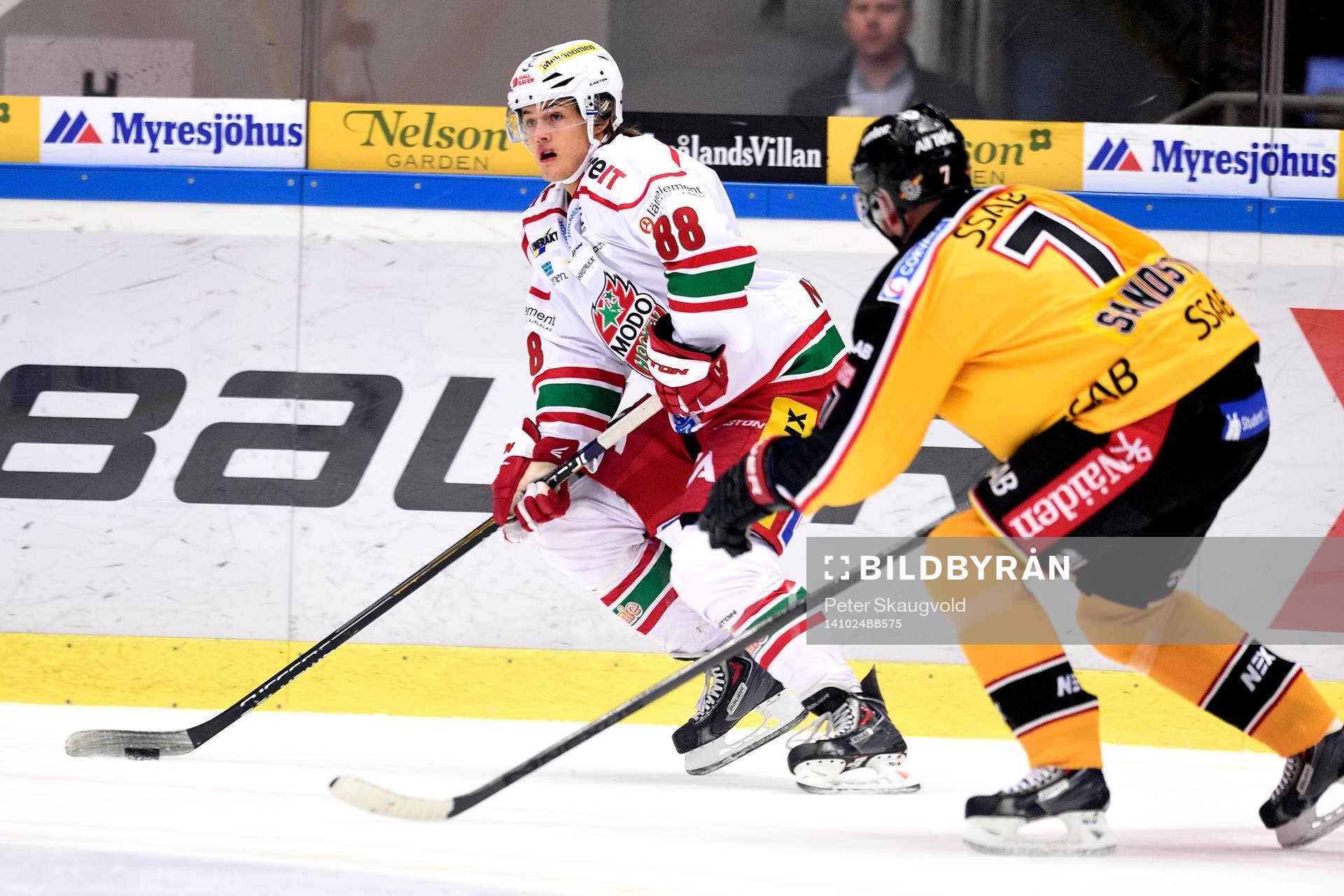 Modos William Nylander jagas av Luleås Jan Sandström