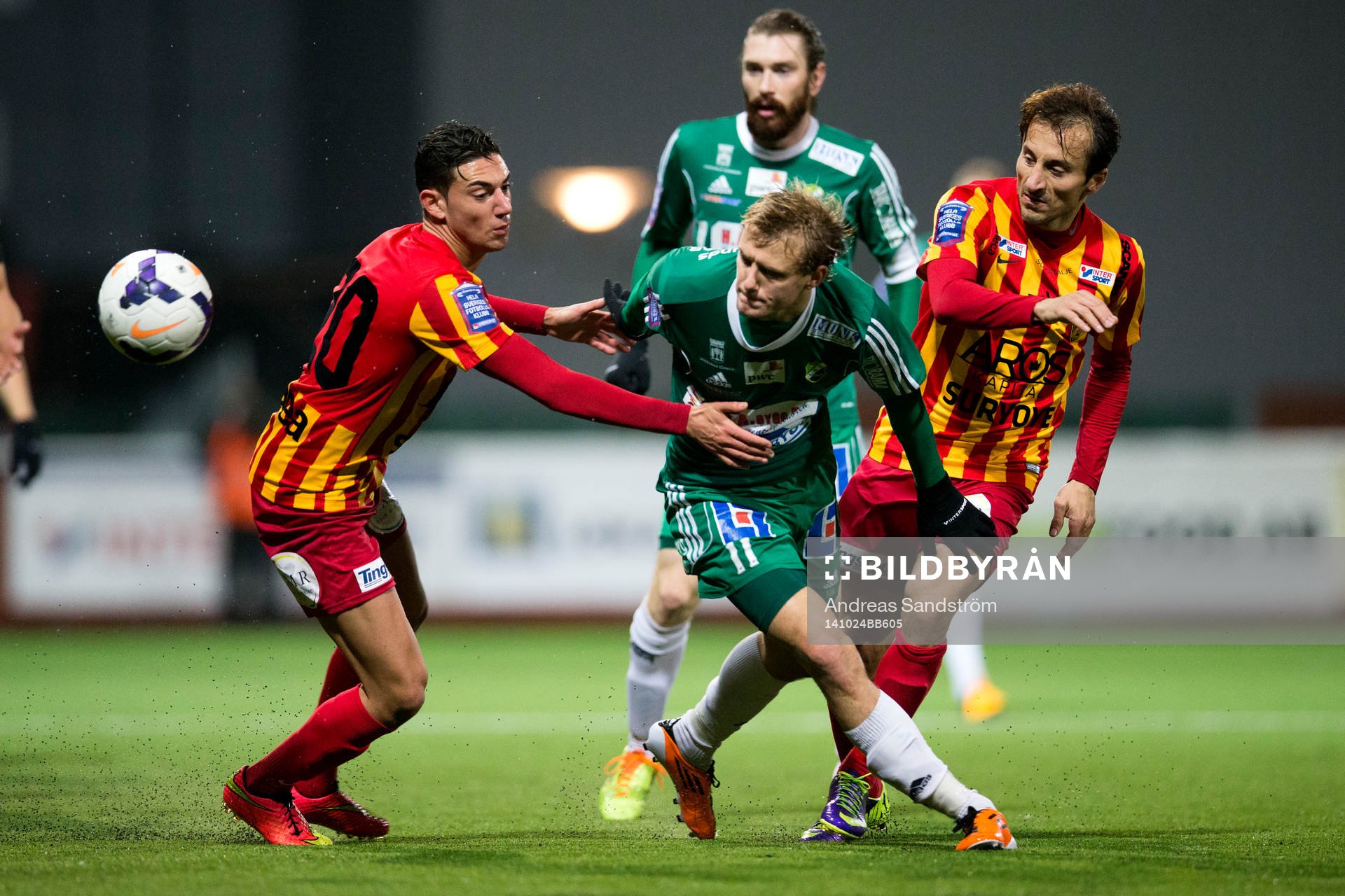Ljungskiles Jakob Olsson och Syrianskas Gabriel Somi och Louay Chanko under matchen i superettan mellan Syrianska och Ljungskile den 24 Oktober 2014 i Södertälje.