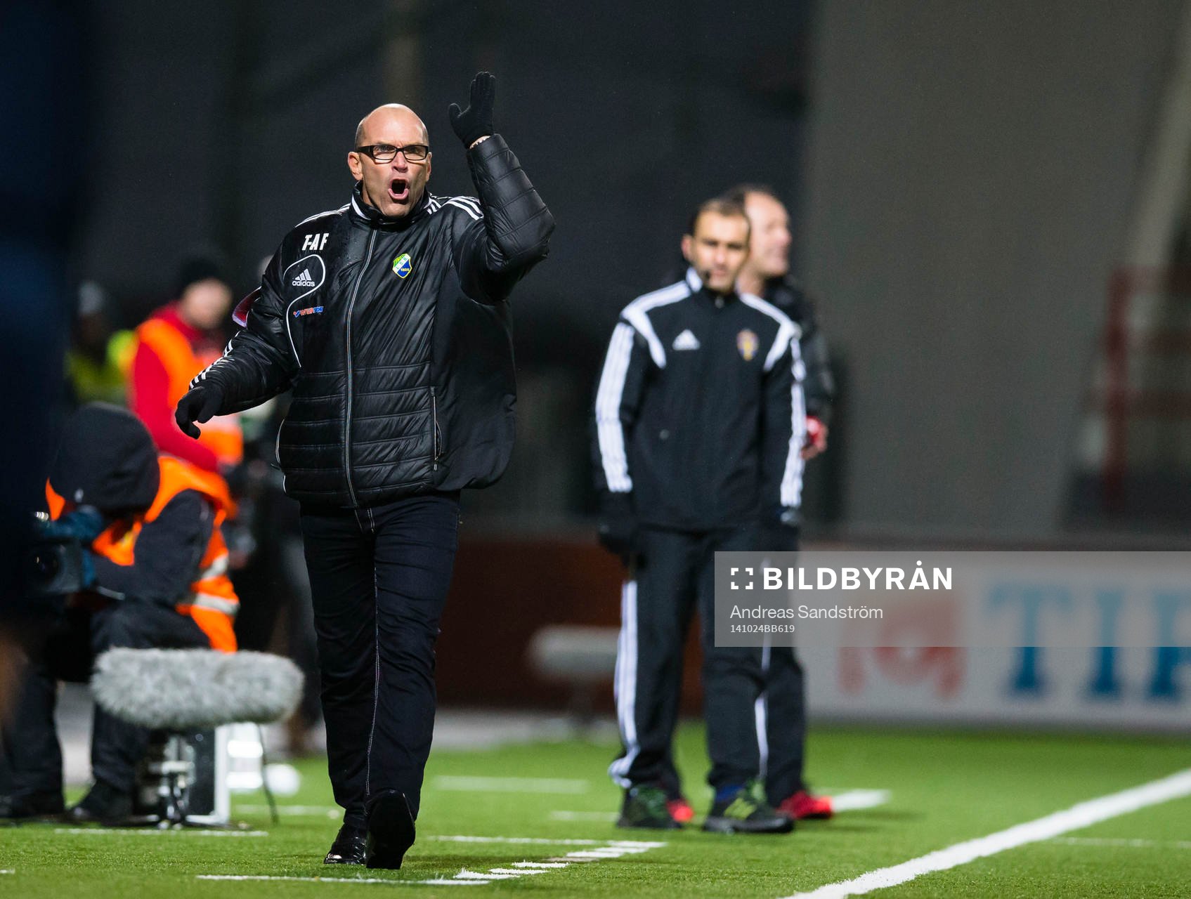 Ljungskiles tränare Tor-Arne Fredheim reagerar under matchen i superettan mellan Syrianska och Ljungskile den 24 Oktober 2014 i Södertälje.